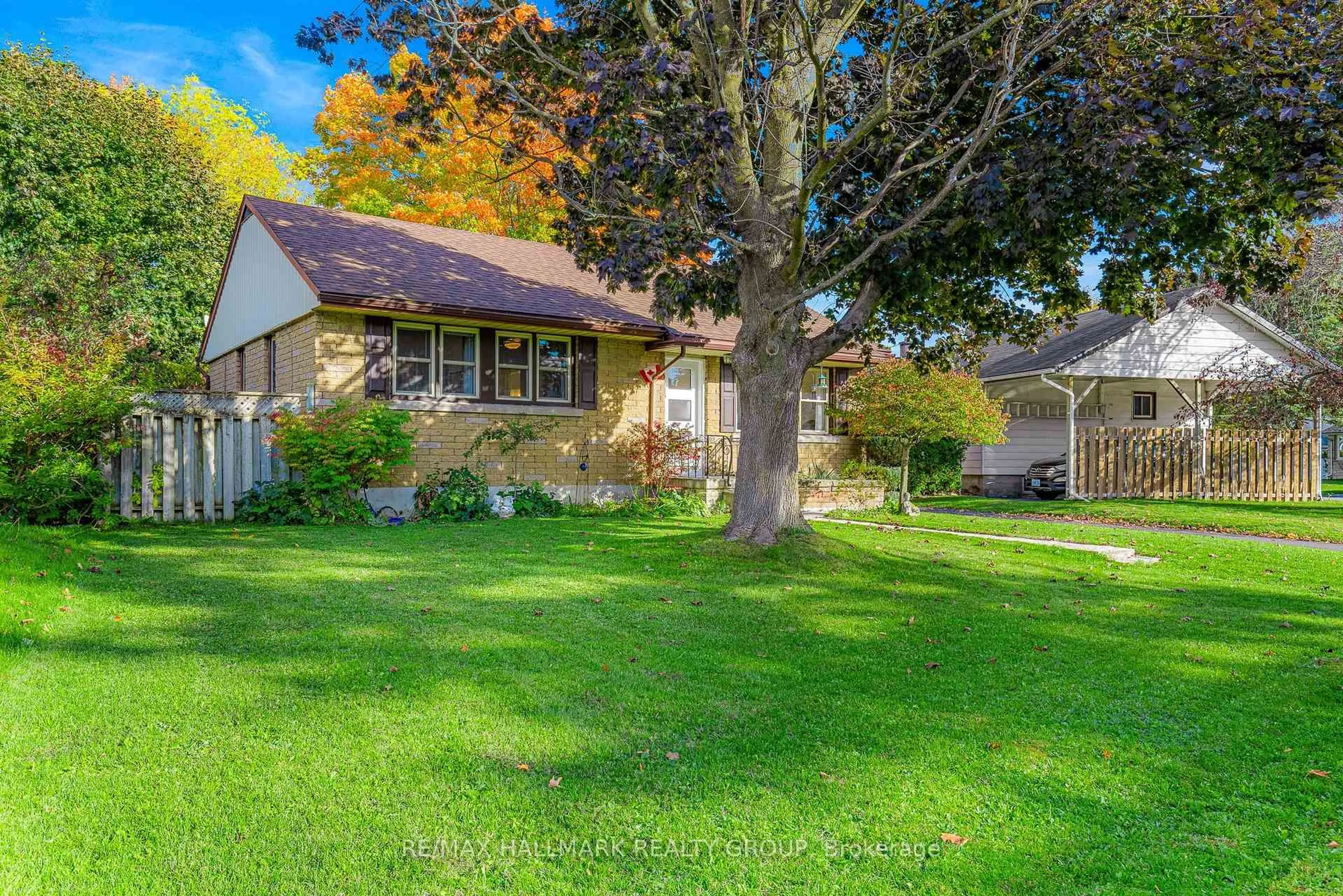 A pic from outside/outdoor area/front of a property/back of a property/a pic from drone, street for 115 Brighton Cres, Brockville Ontario K6V 2P5