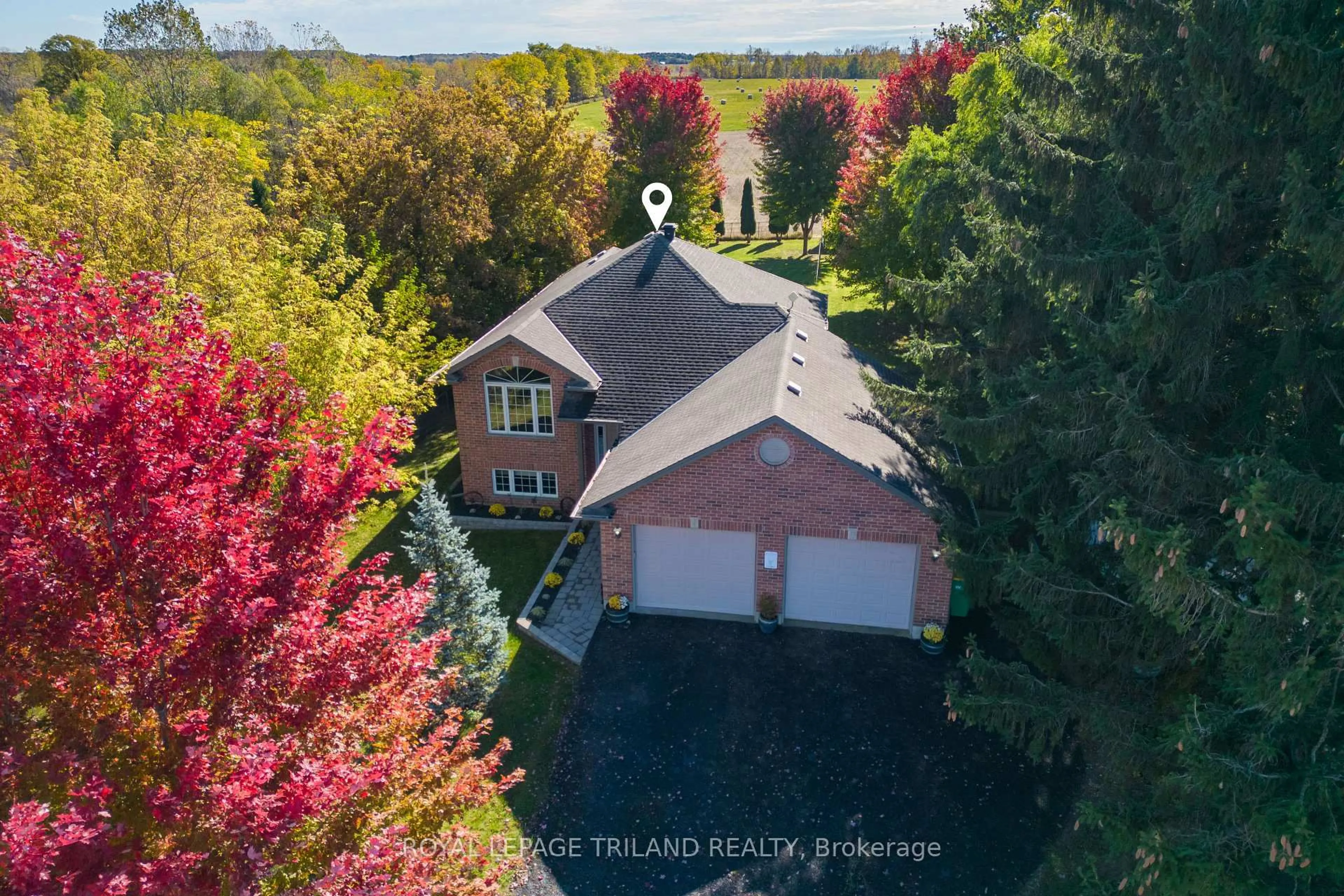 A pic from outside/outdoor area/front of a property/back of a property/a pic from drone, unknown for 3805 Trillium Dr, Southwest Middlesex Ontario N0L 1M0