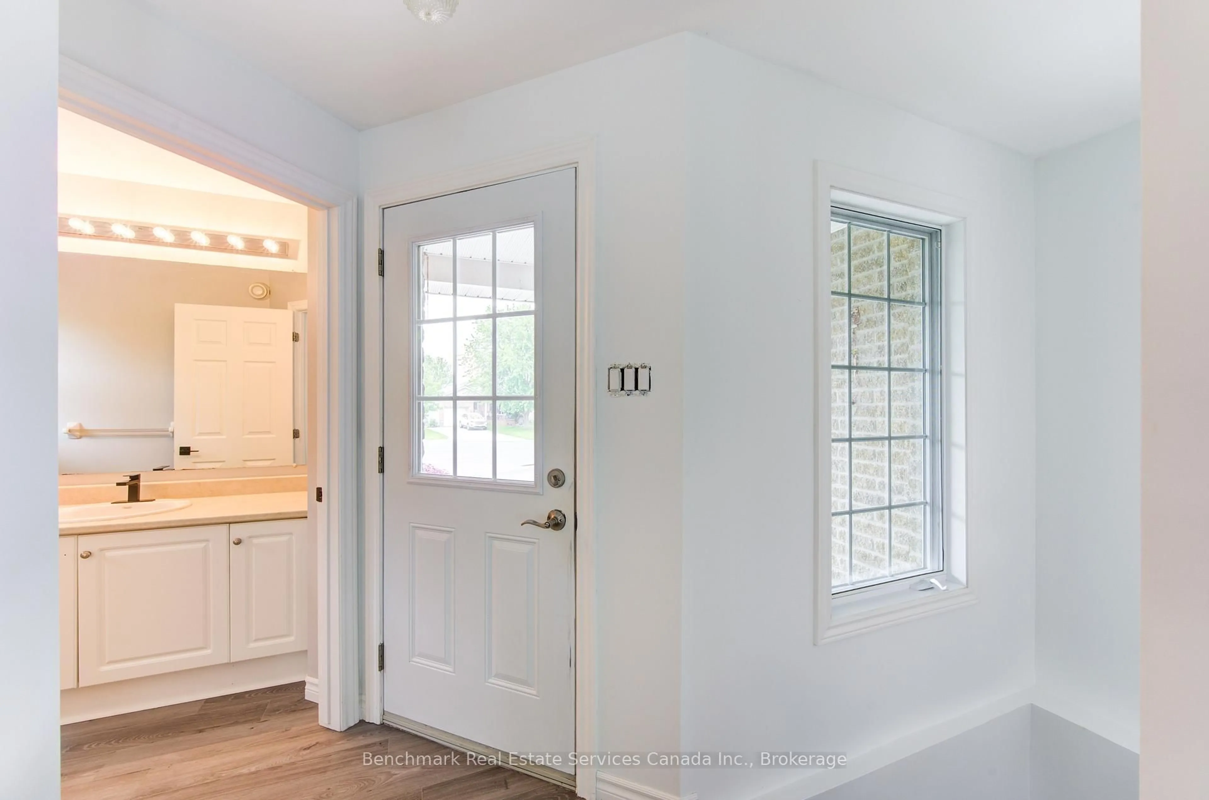 Indoor entryway for 10 Tara Crt, Aylmer Ontario N5H 0A1