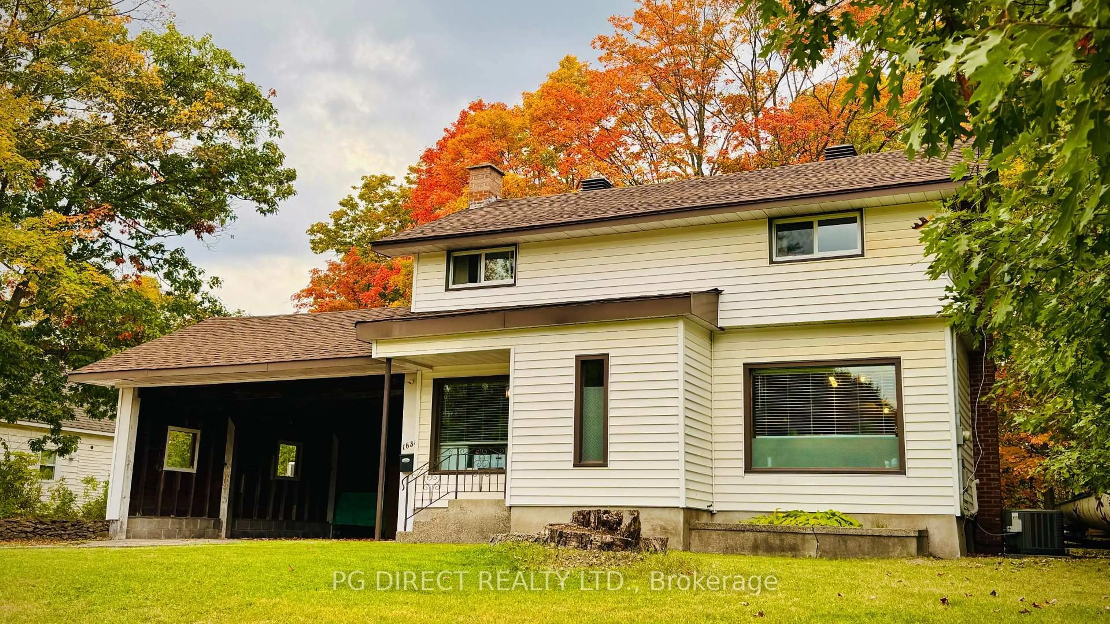 Home with vinyl exterior material, street for 1638 Queen St, Sault Ste Marie Ontario P6A 2G7