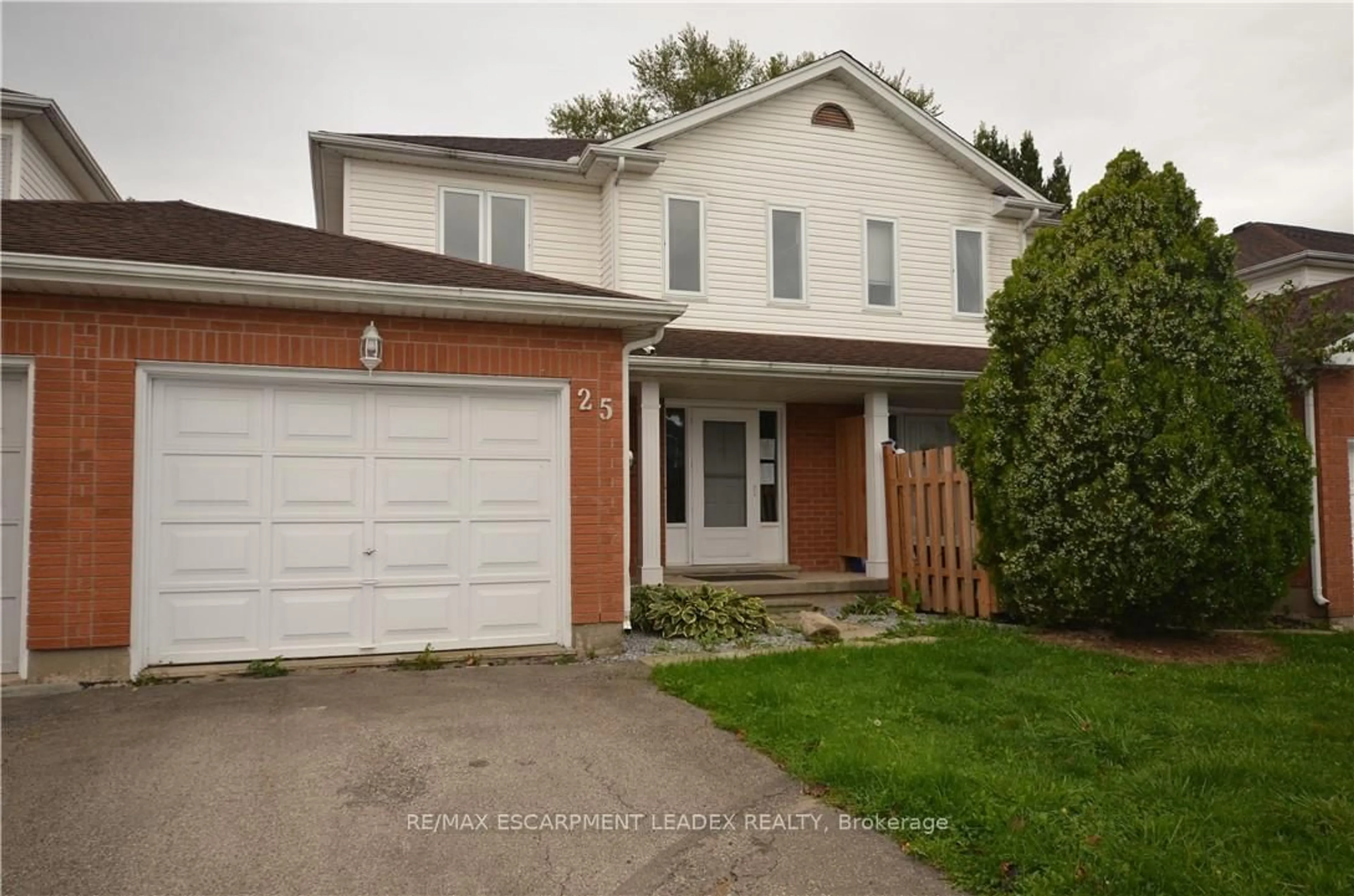Home with brick exterior material, street for 25 Devine Cres, Thorold Ontario L2V 5A4