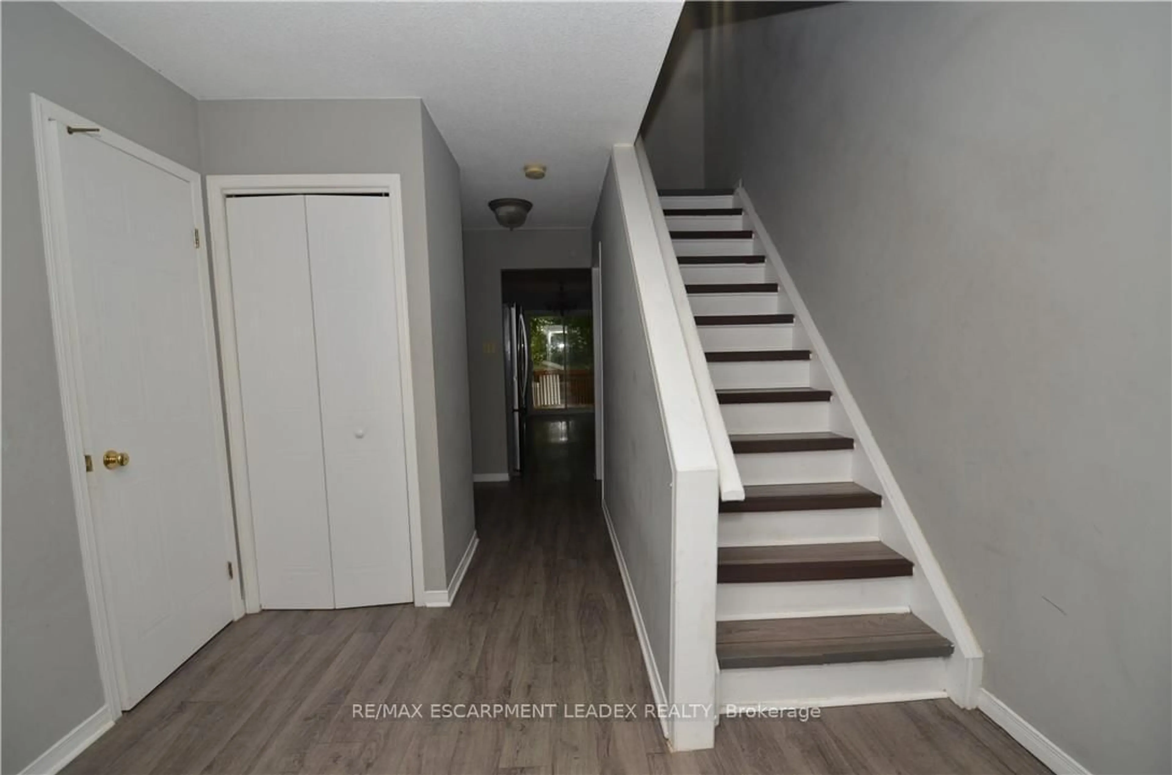 Indoor entryway for 25 Devine Cres, Thorold Ontario L2V 5A4