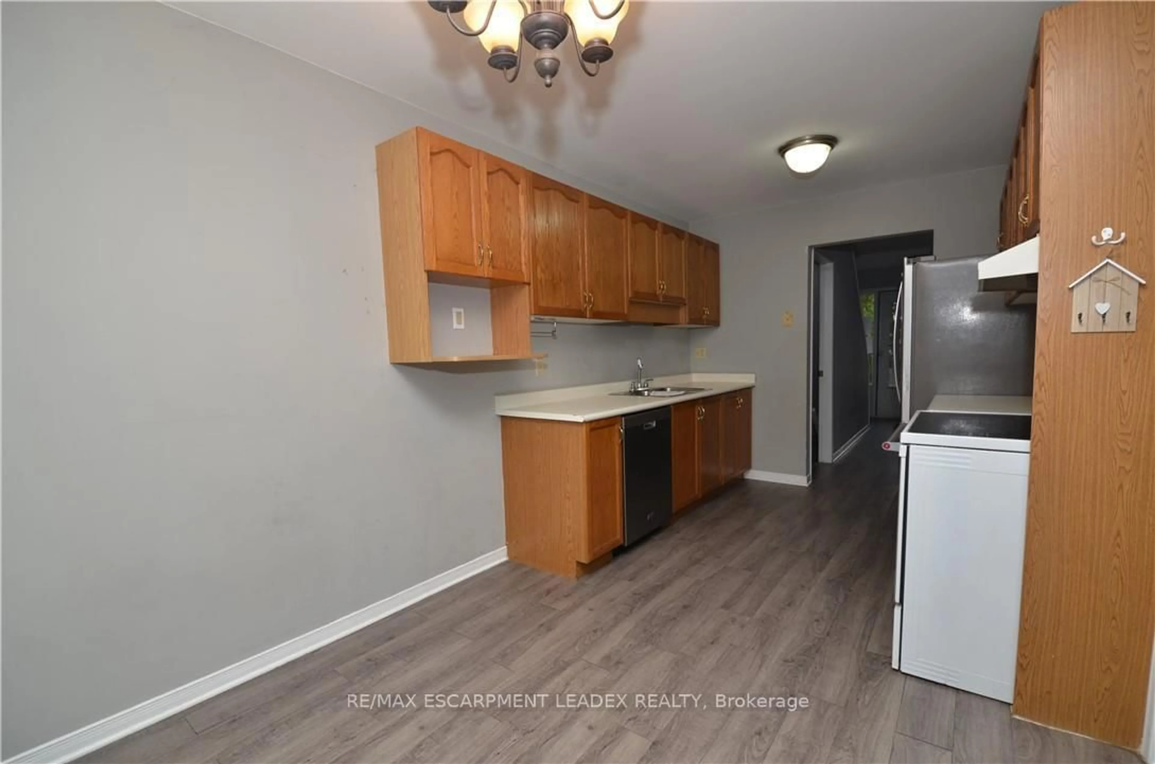 Standard kitchen, unknown for 25 Devine Cres, Thorold Ontario L2V 5A4