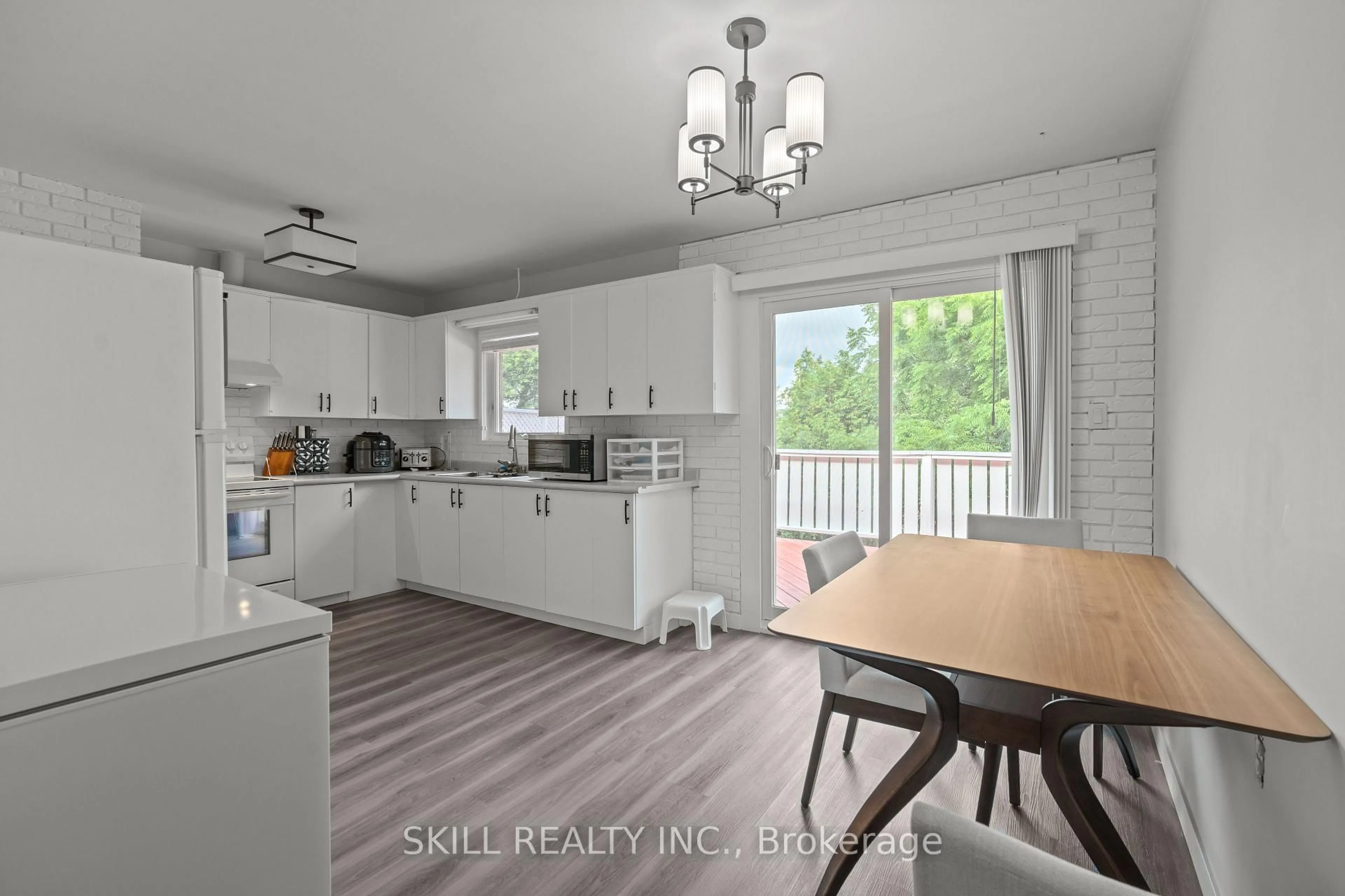 Open concept kitchen, wood/laminate floor for 138 Chelford Cres, Waterloo Ontario N2J 3T5