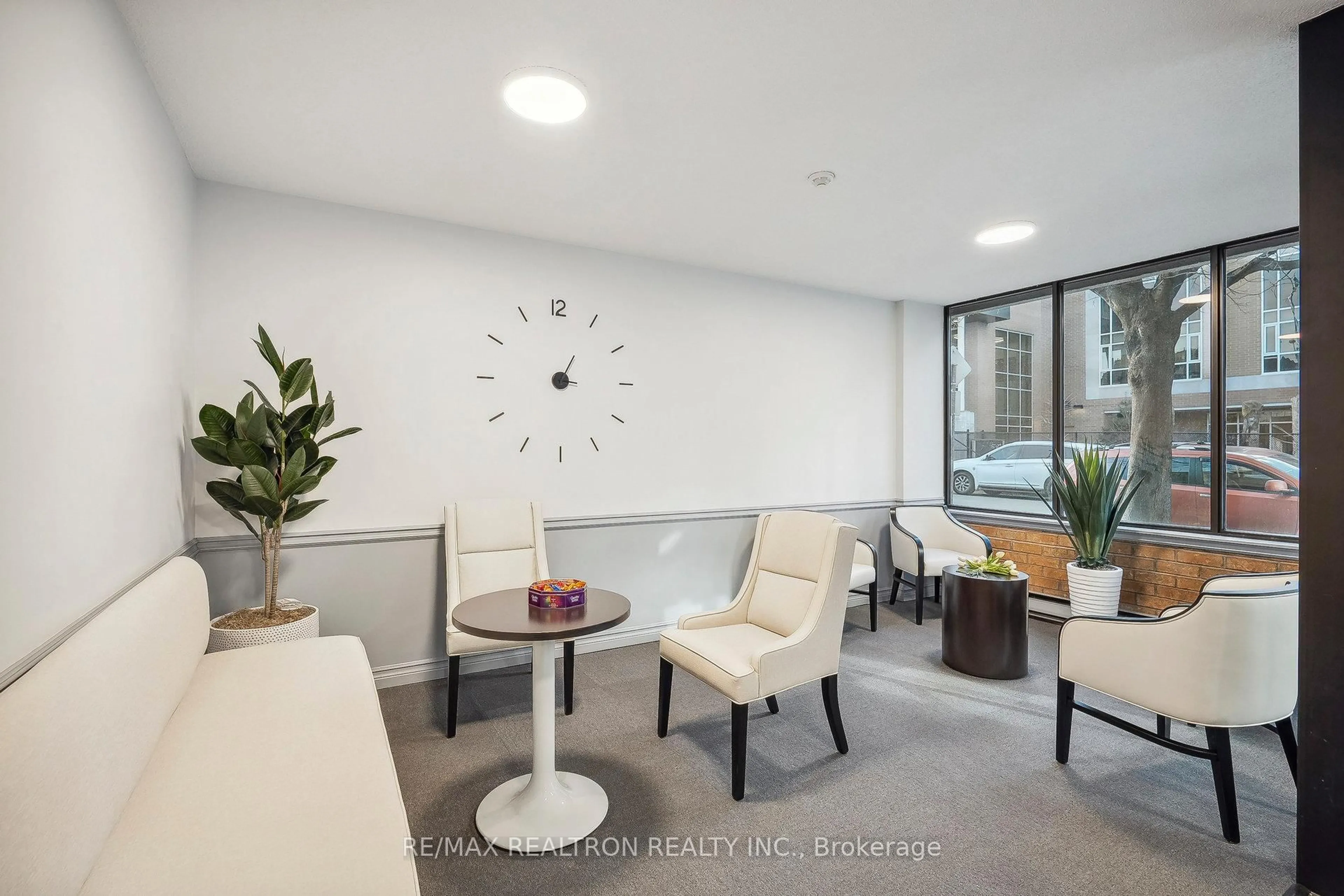 Indoor foyer for 21 East Ave #702, Hamilton Ontario L8N 2T3