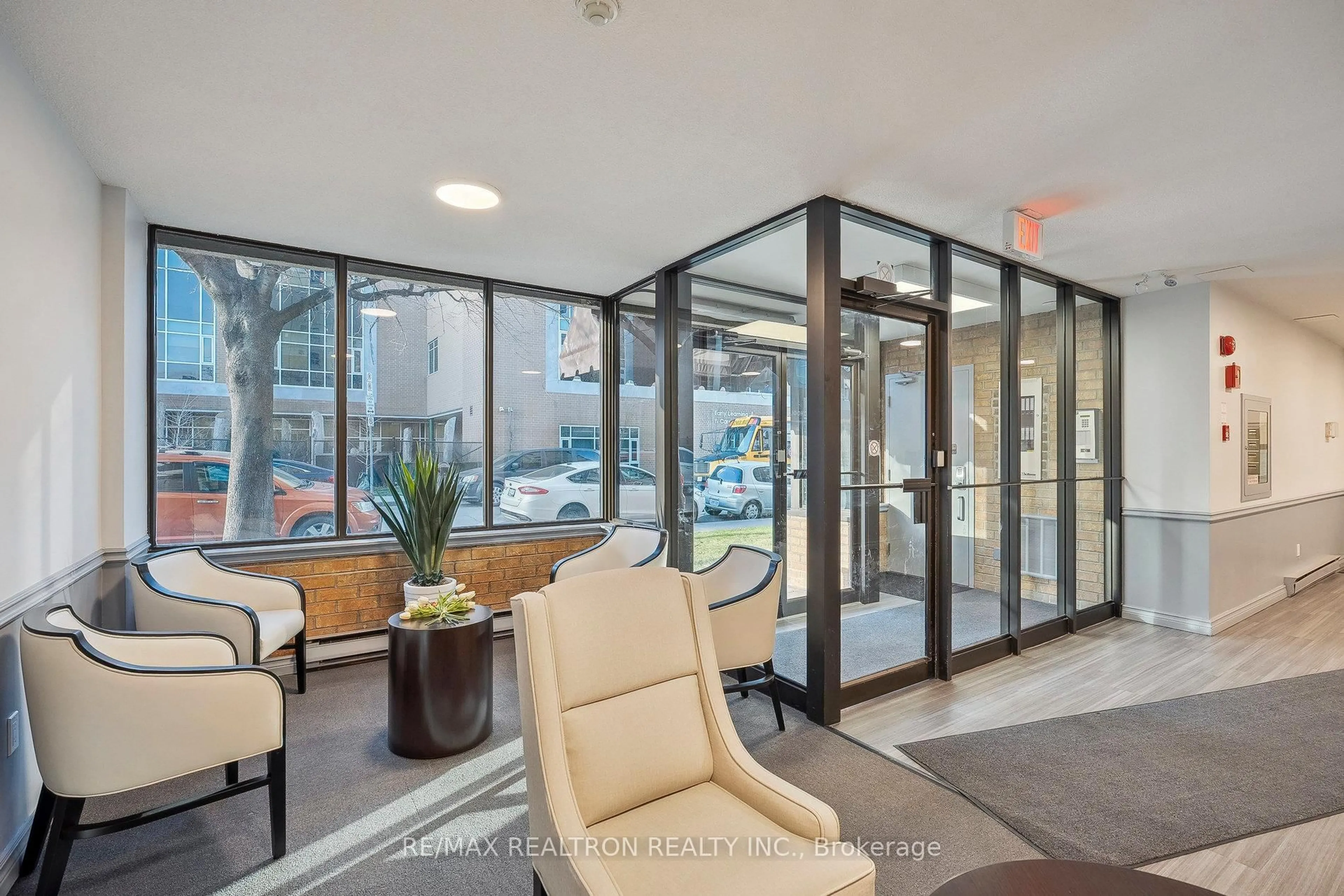 Indoor foyer for 21 East Ave #702, Hamilton Ontario L8N 2T3