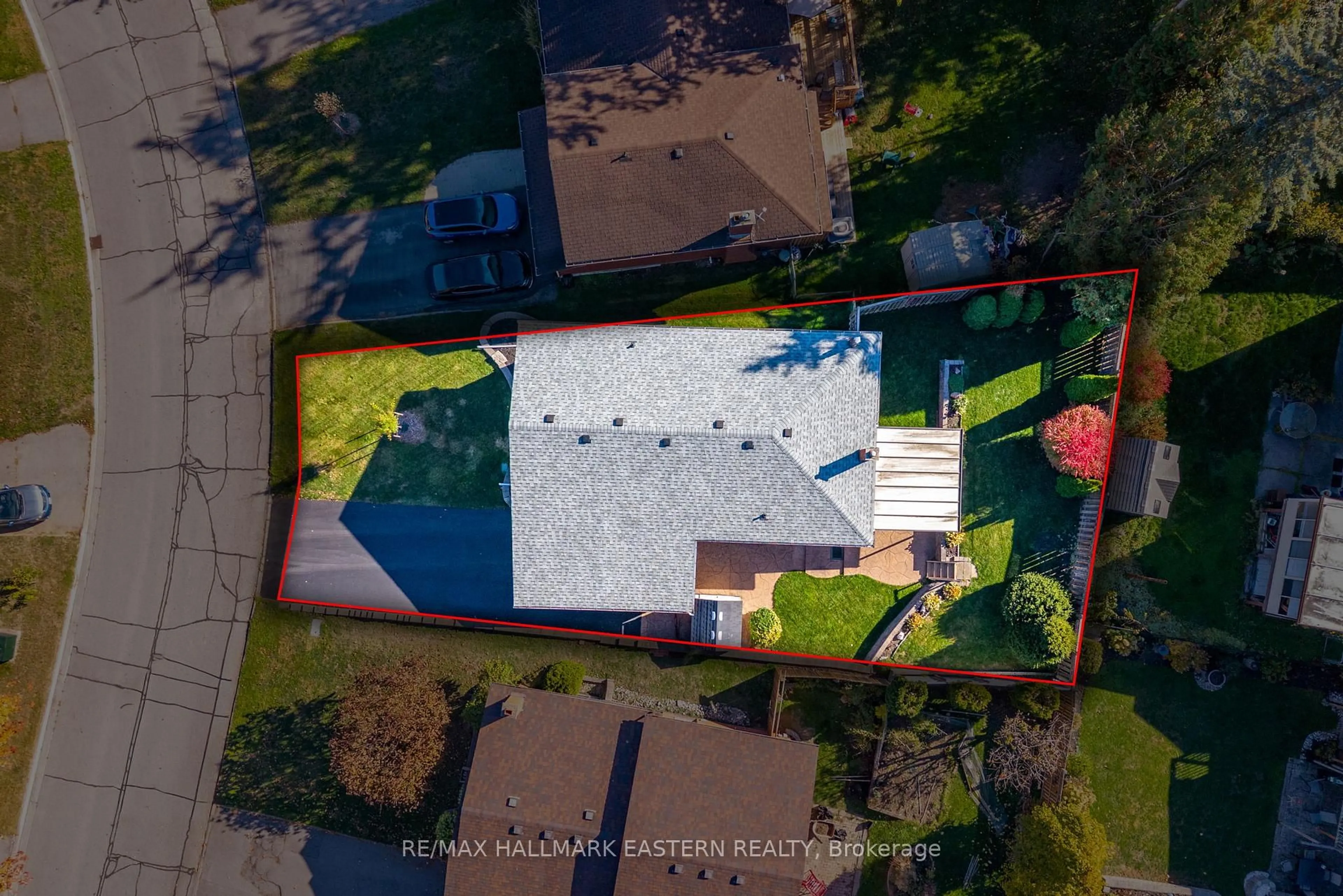 A pic from outside/outdoor area/front of a property/back of a property/a pic from drone, street for 1275 Hopewell Ave, Peterborough Ontario K9H 6T2