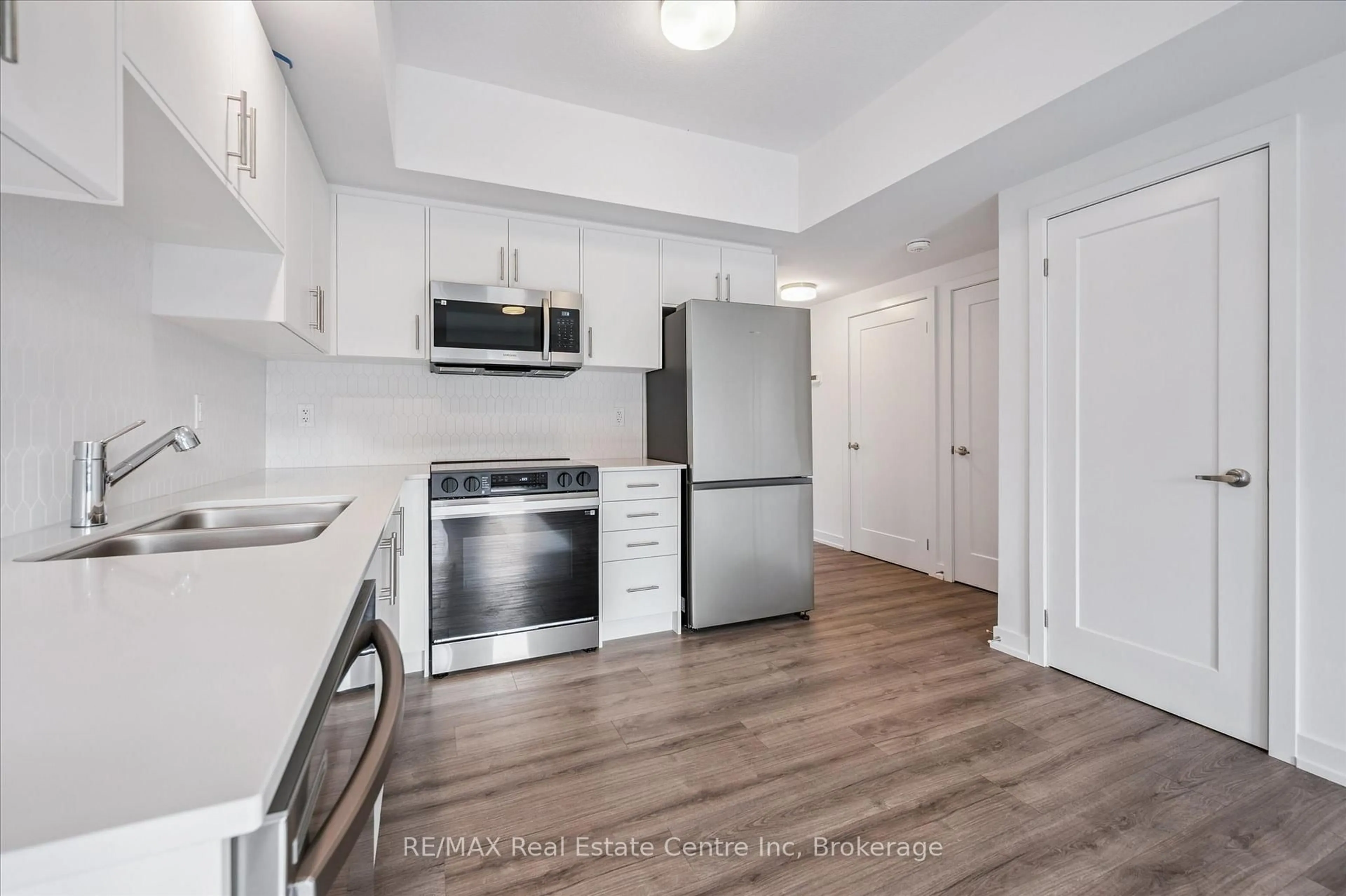 Standard kitchen, unknown for 940 St David St #62, Centre Wellington Ontario N1M 0L7