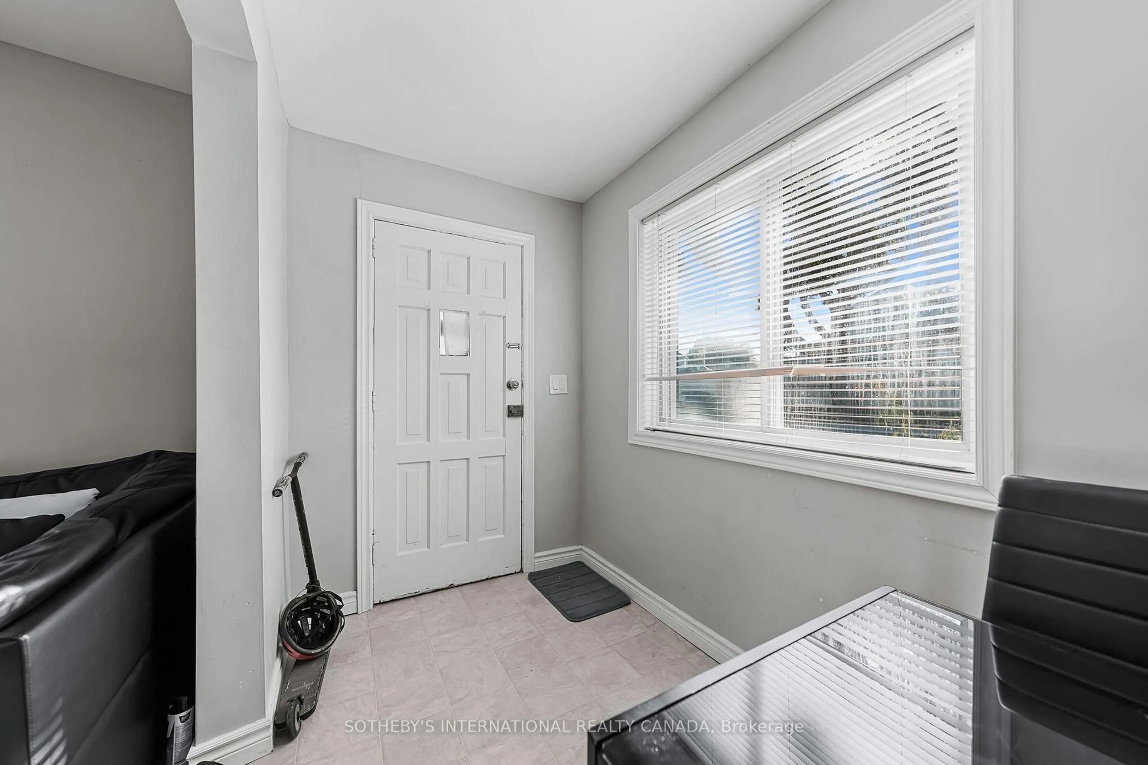 Indoor entryway for 15 Grantham Ave, Cambridge Ontario N1R 4V3