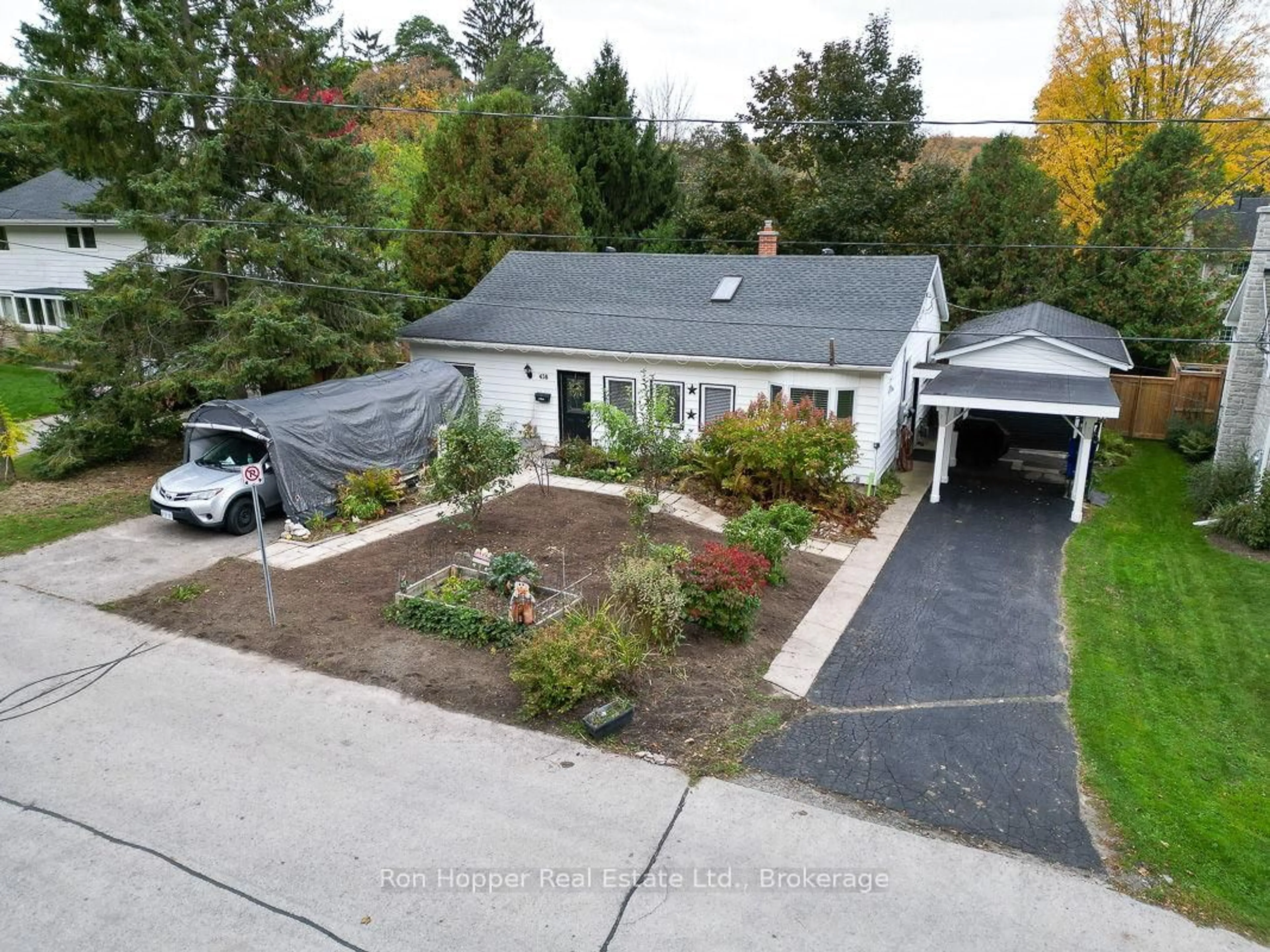 A pic from outside/outdoor area/front of a property/back of a property/a pic from drone, street for 458 5th Ave, Owen Sound Ontario N4K 2R5
