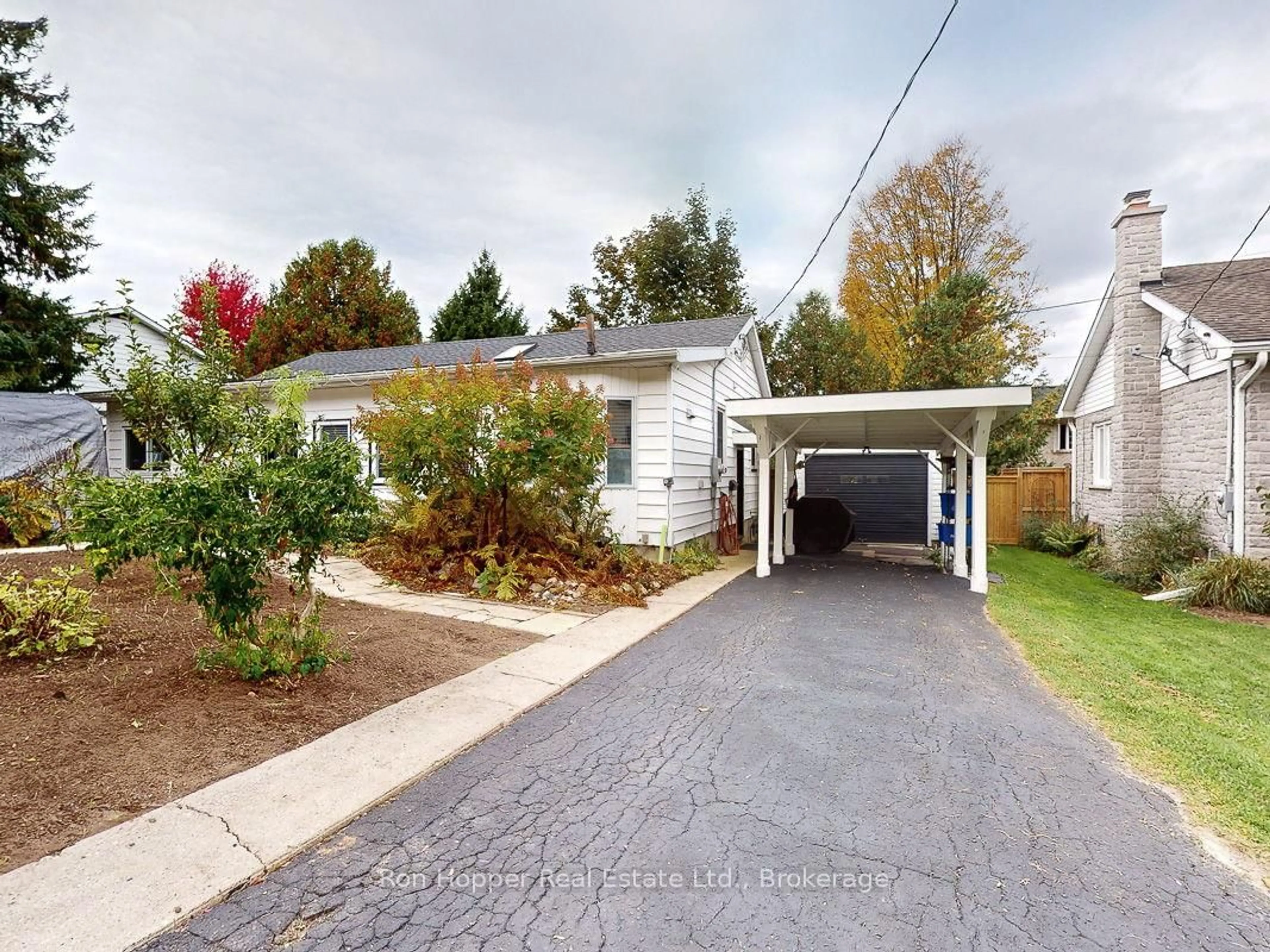 Home with vinyl exterior material, street for 458 5th Ave, Owen Sound Ontario N4K 2R5