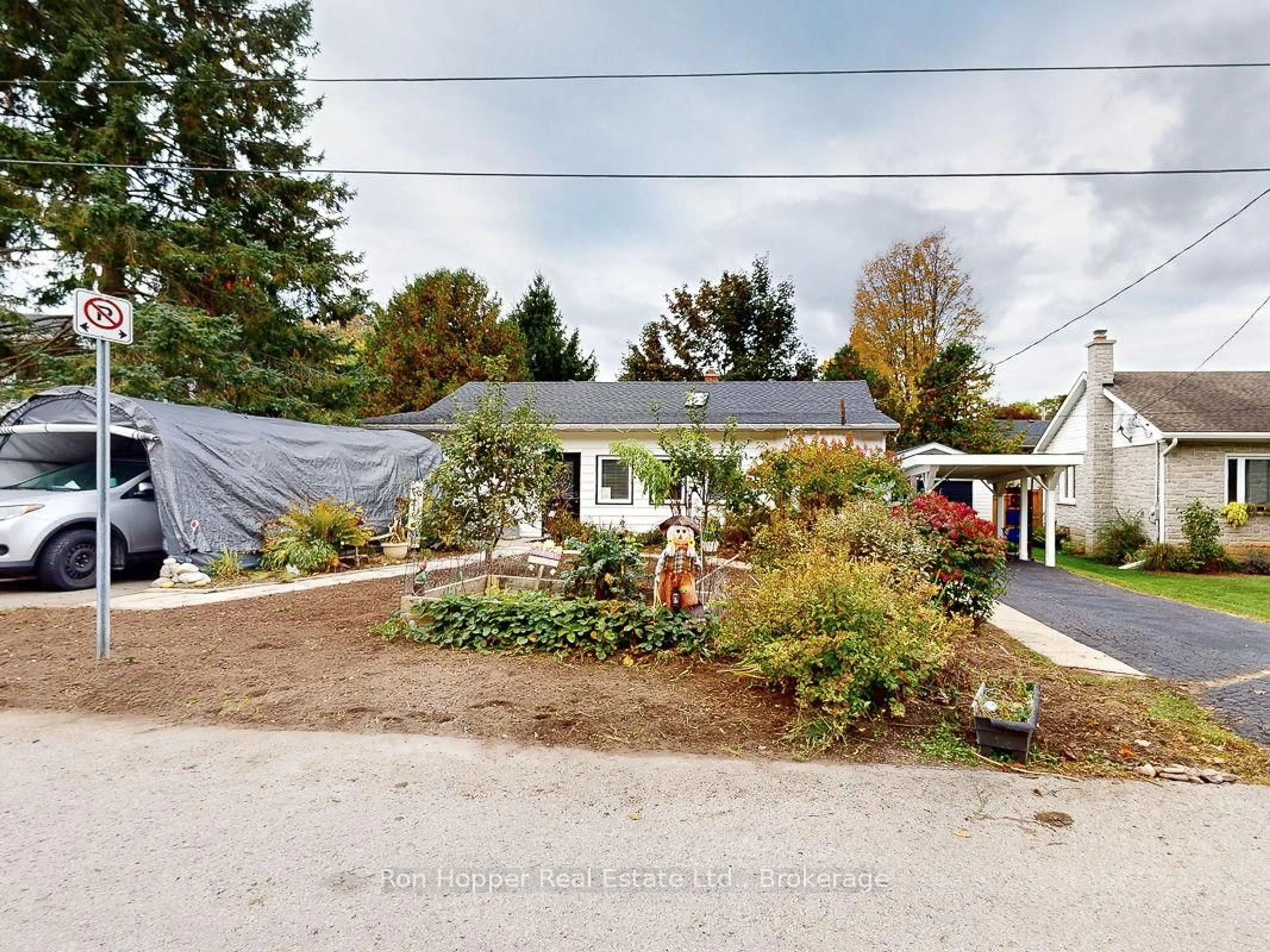 A pic from outside/outdoor area/front of a property/back of a property/a pic from drone, street for 458 5th Ave, Owen Sound Ontario N4K 2R5