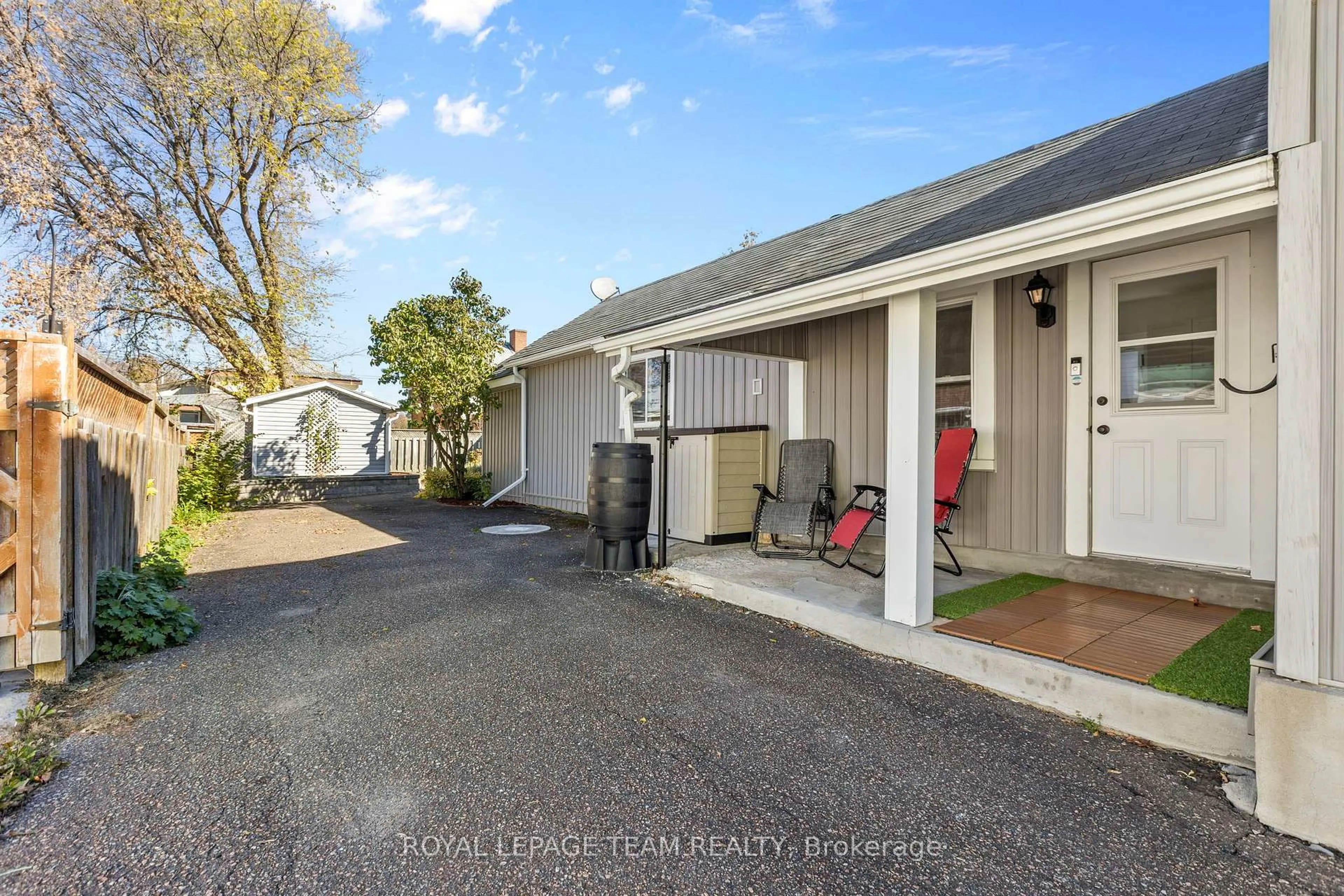 A pic from outside/outdoor area/front of a property/back of a property/a pic from drone, street for 107 Queen St, Renfrew Ontario K7V 2A4