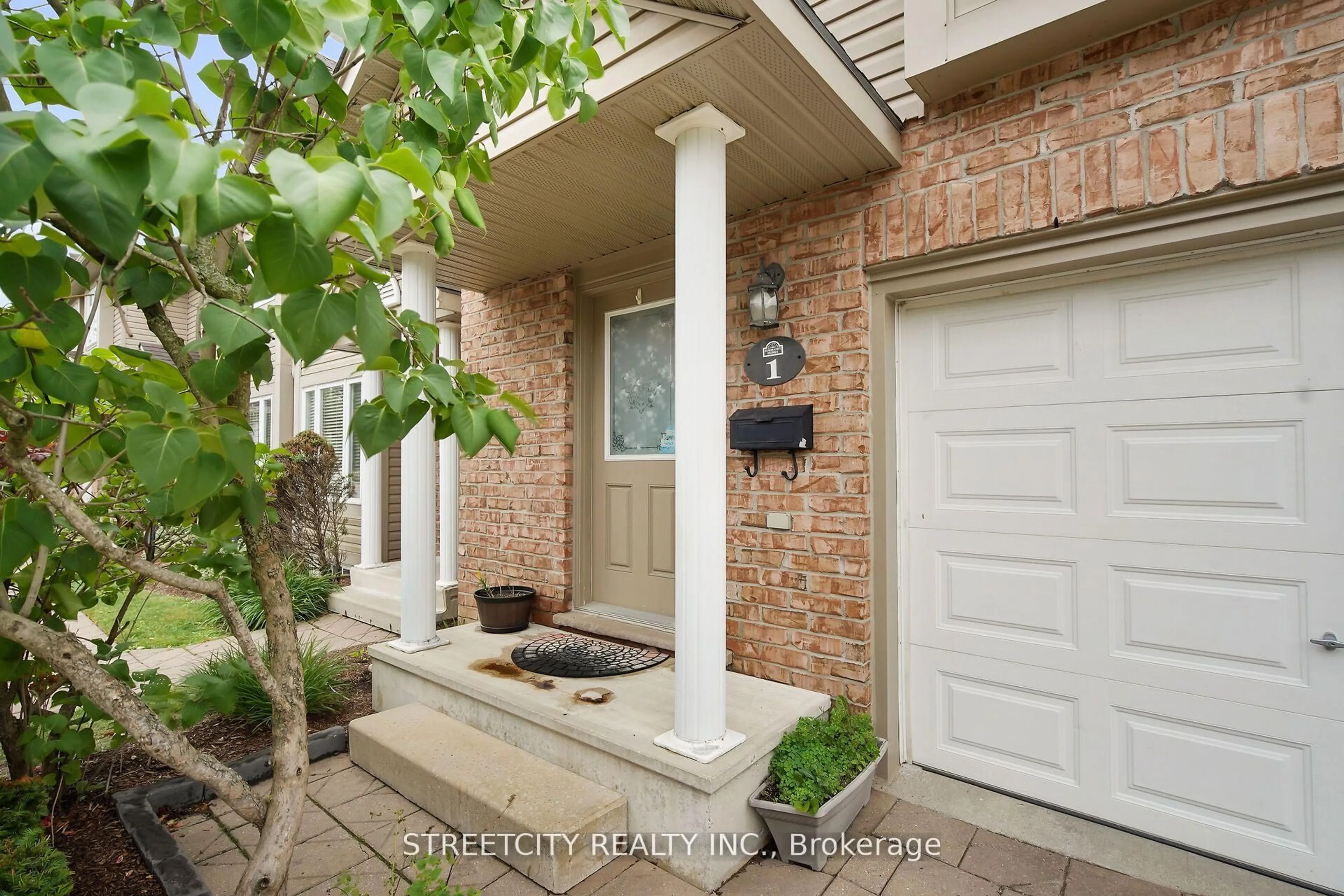 Indoor entryway for 1320 Savannah Dr #1, London North Ontario N5X 0B7