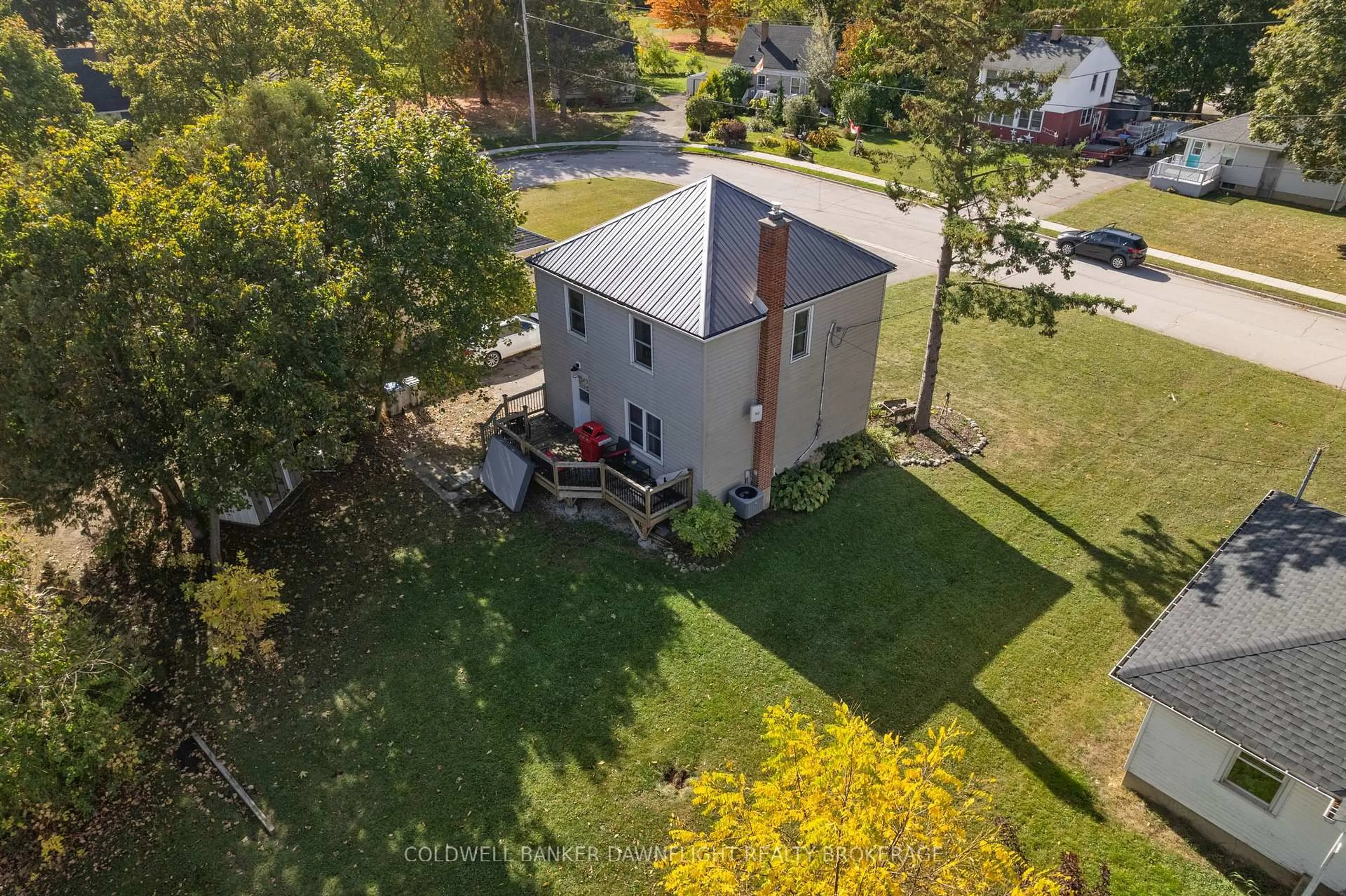 A pic from outside/outdoor area/front of a property/back of a property/a pic from drone, street for 106 KENSINGTON Cres, South Huron Ontario N0M 1Y0