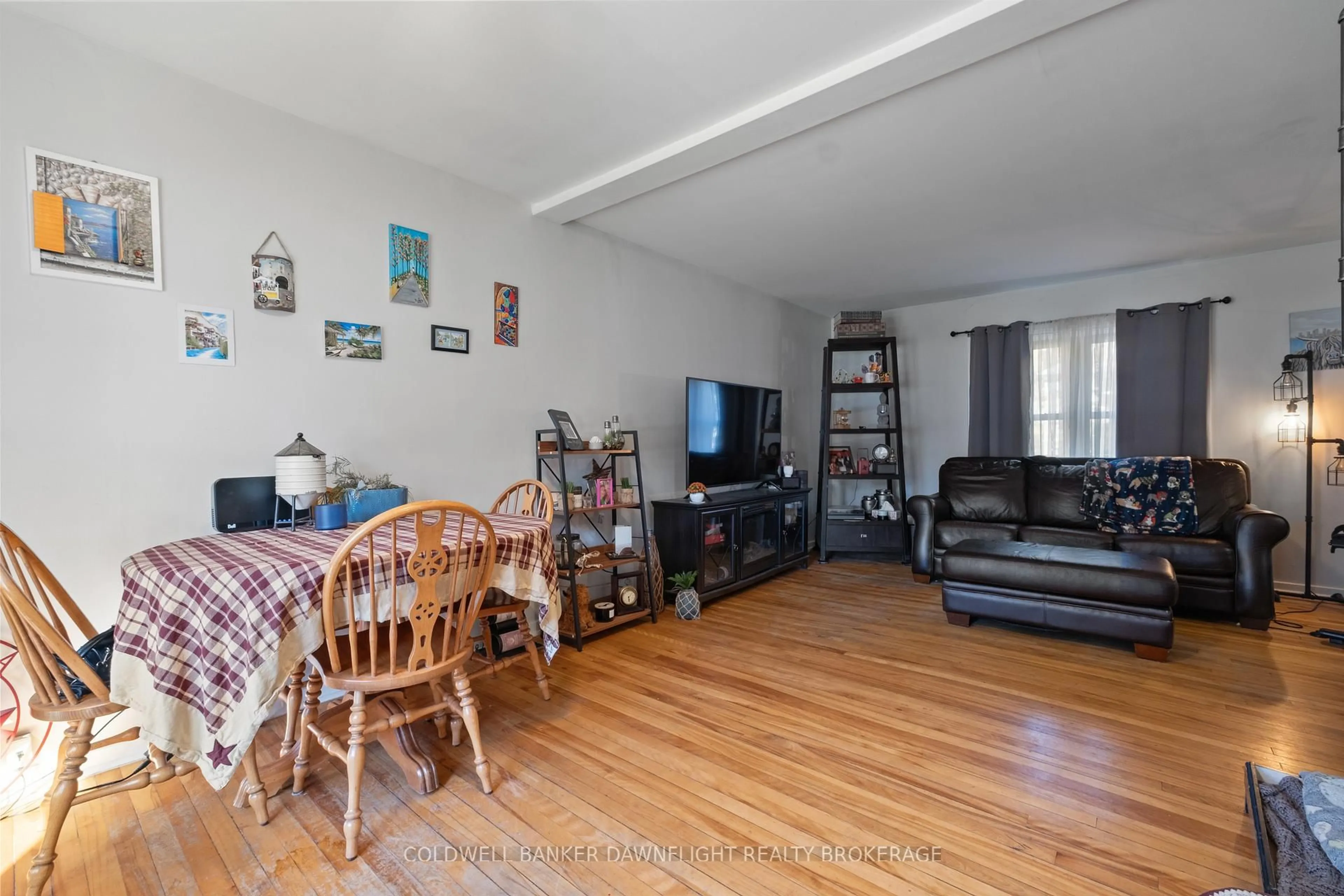Living room with furniture, unknown for 106 KENSINGTON Cres, South Huron Ontario N0M 1Y0