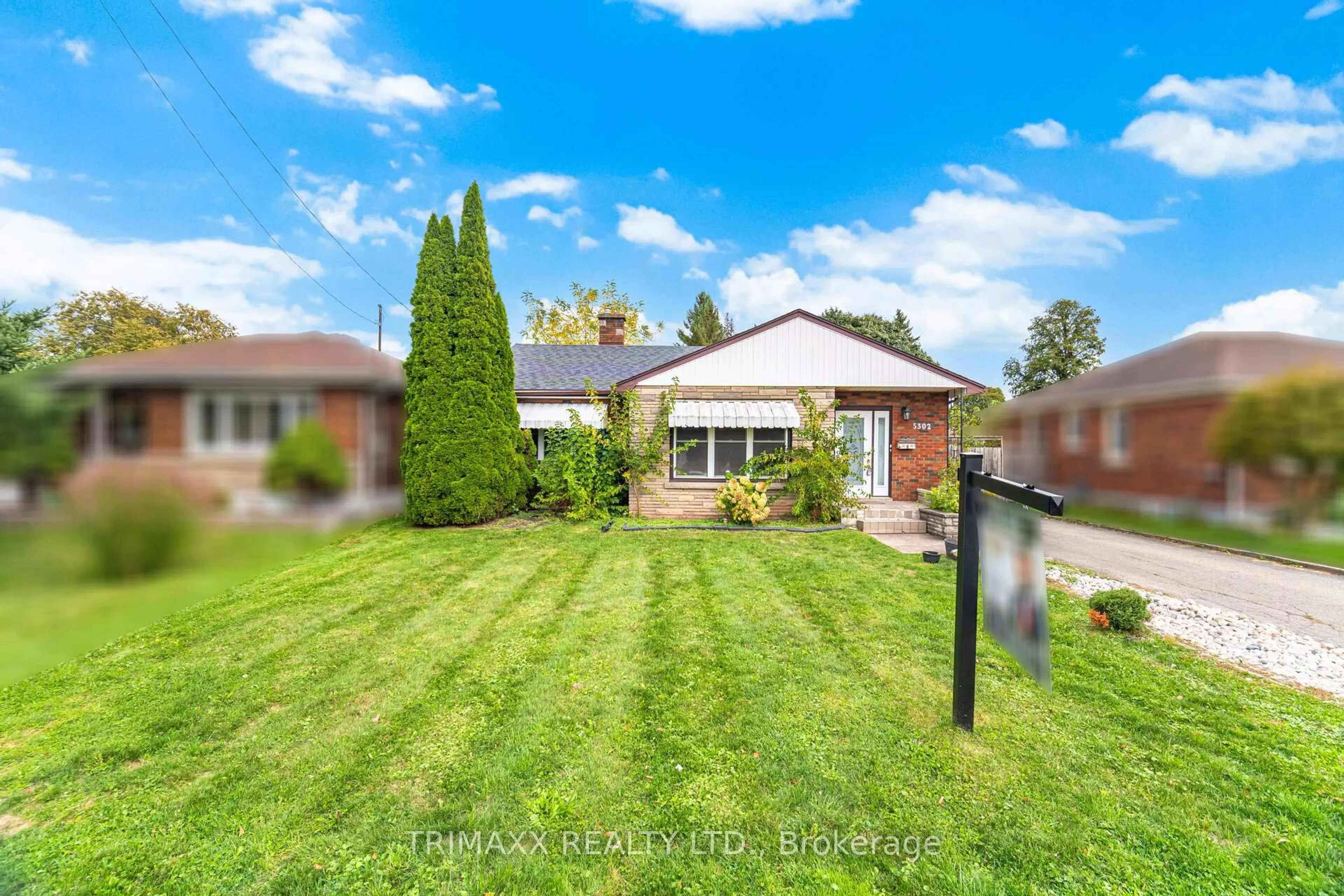 A pic from outside/outdoor area/front of a property/back of a property/a pic from drone, unknown for 5302 Biamonte Pkwy, Niagara Falls Ontario L2E 5E8