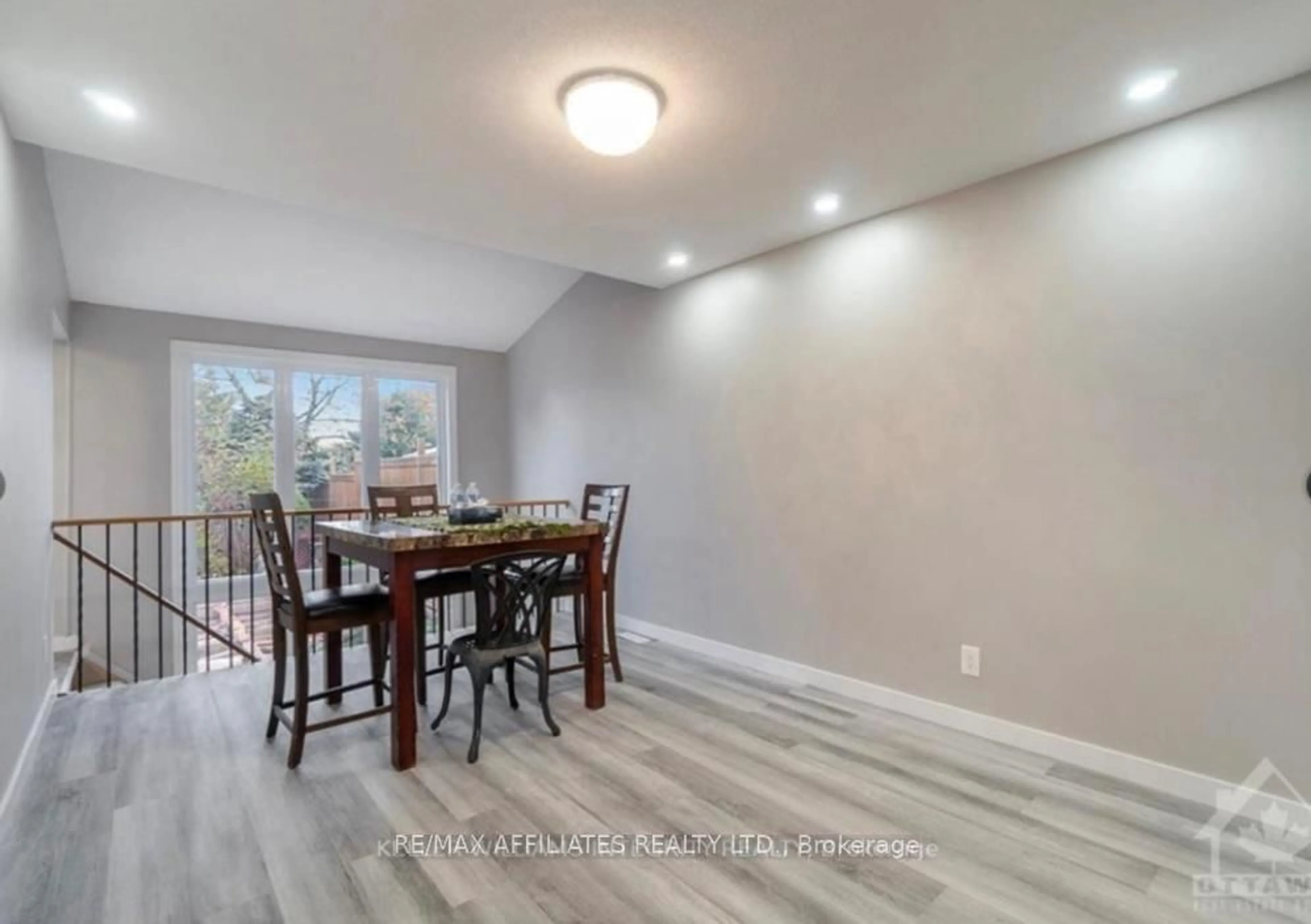 Dining room, wood/laminate floor for 563 LATOUR Cres, Ottawa Ontario K4A 1N6