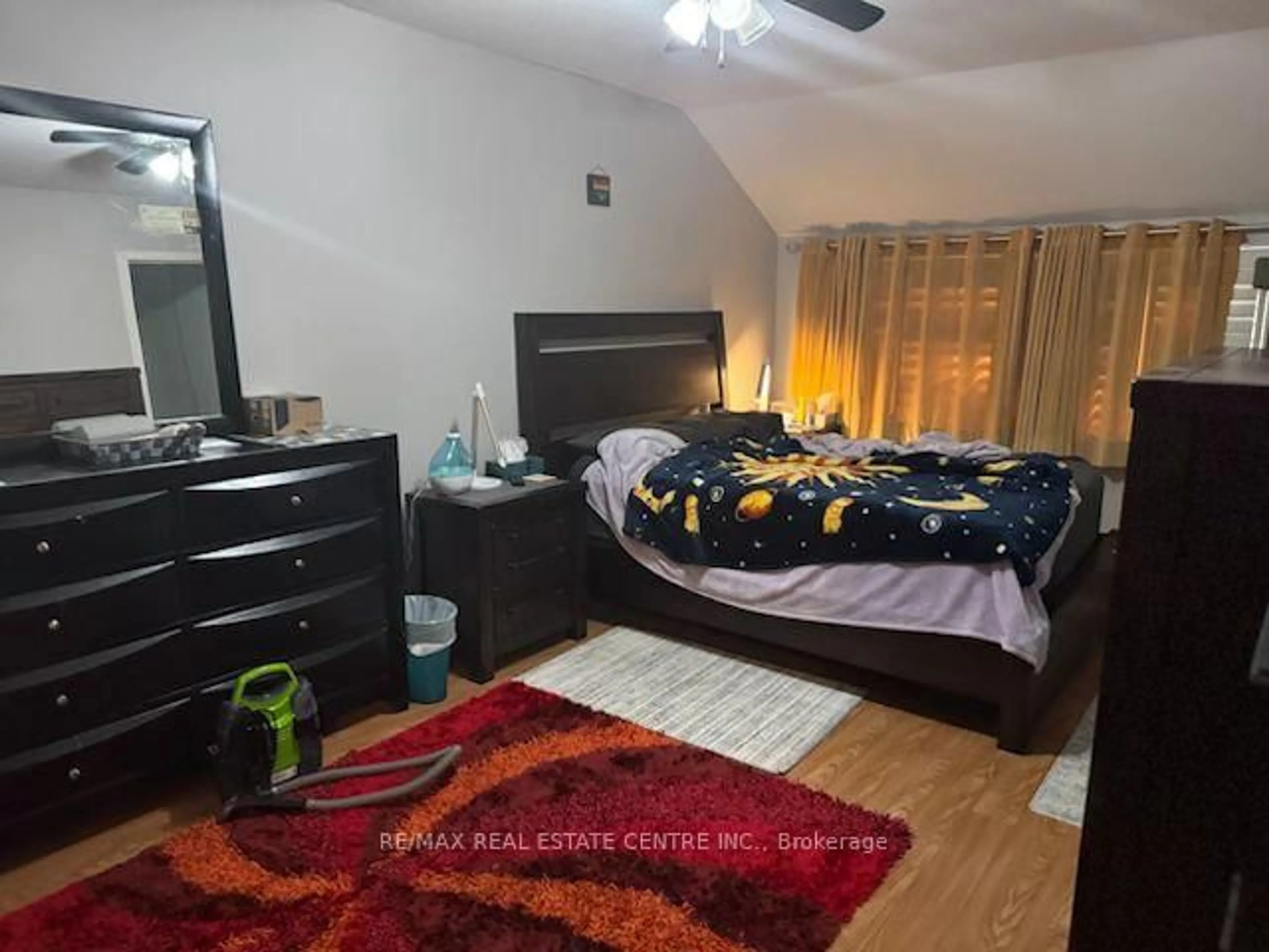 A pic of a room for 196 Rifle Range Rd, Hamilton Ontario L8S 3B9