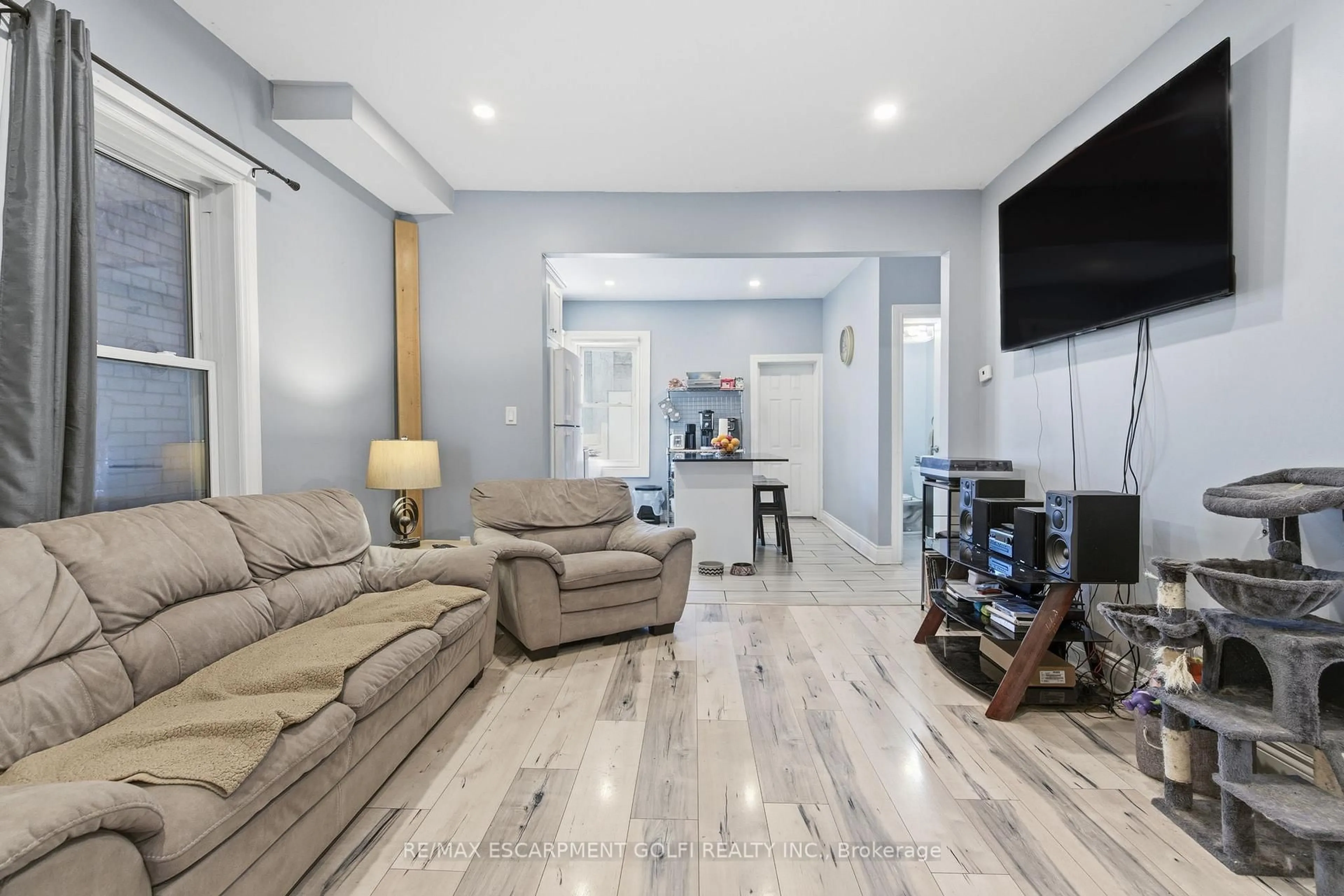 Living room with furniture, unknown for 75 NIAGARA St, Hamilton Ontario L8L 6A4