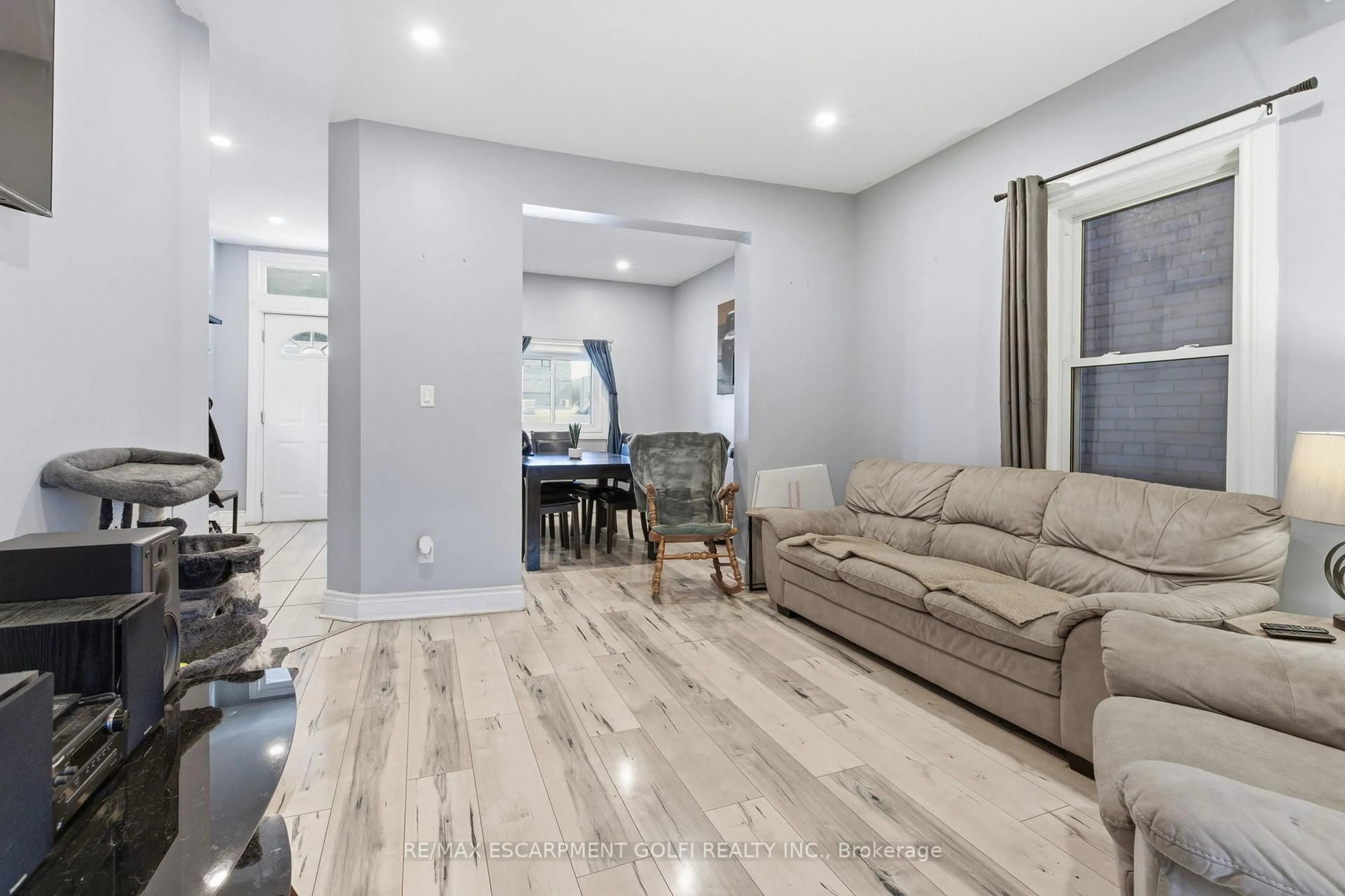 Living room with furniture, unknown for 75 NIAGARA St, Hamilton Ontario L8L 6A4