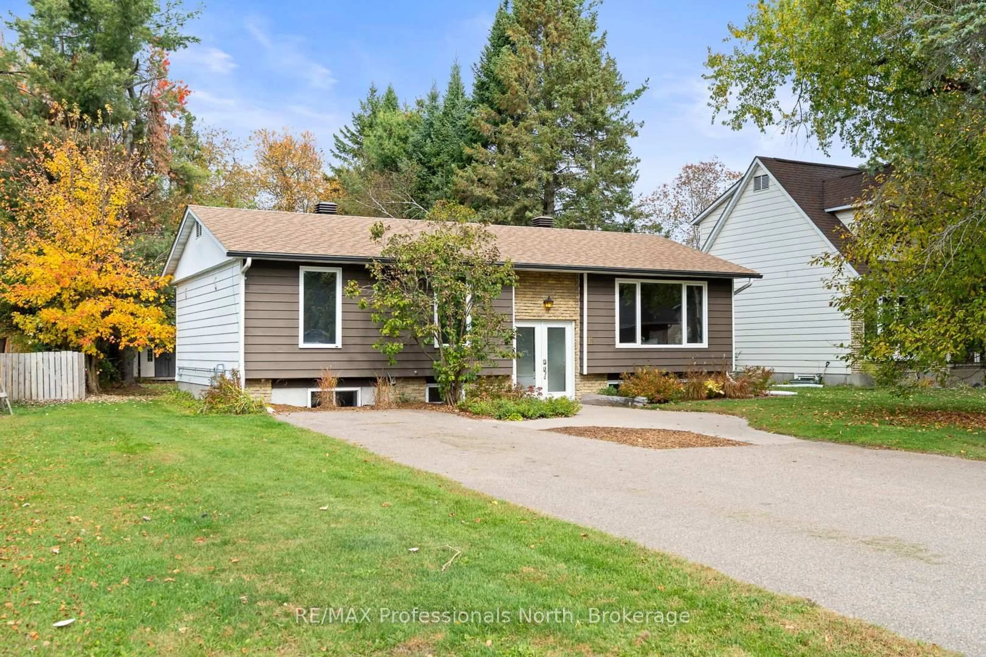 Home with vinyl exterior material, street for 11 Andrea Dr, Bracebridge Ontario P1L 1C5