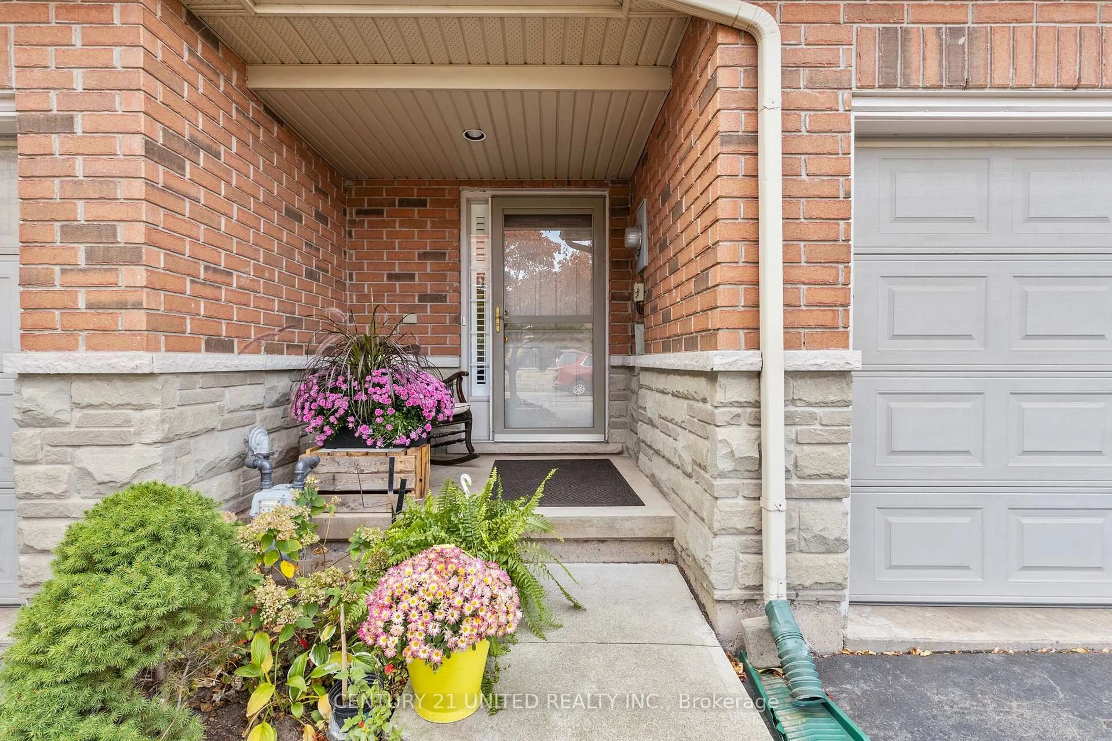 Indoor entryway for 163 Livingston Ave #31, Grimsby Ontario L3M 5S8