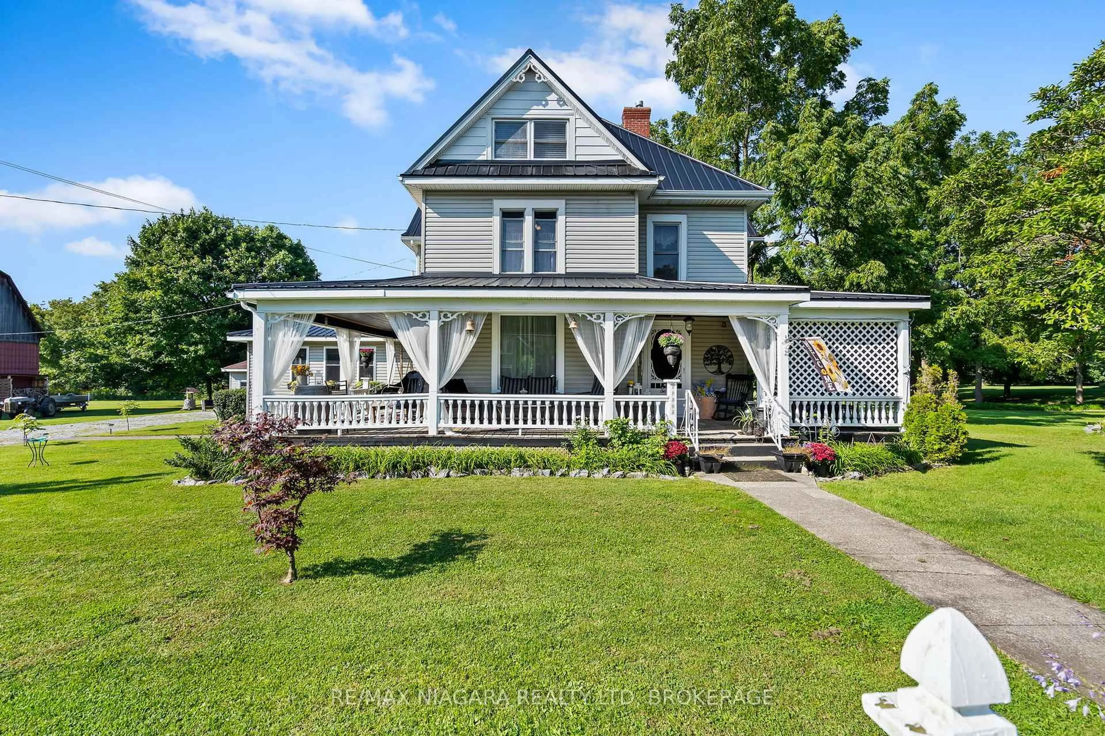 Home with vinyl exterior material, building for 11562 Lakeshore Rd, Wainfleet Ontario L3K 5V4