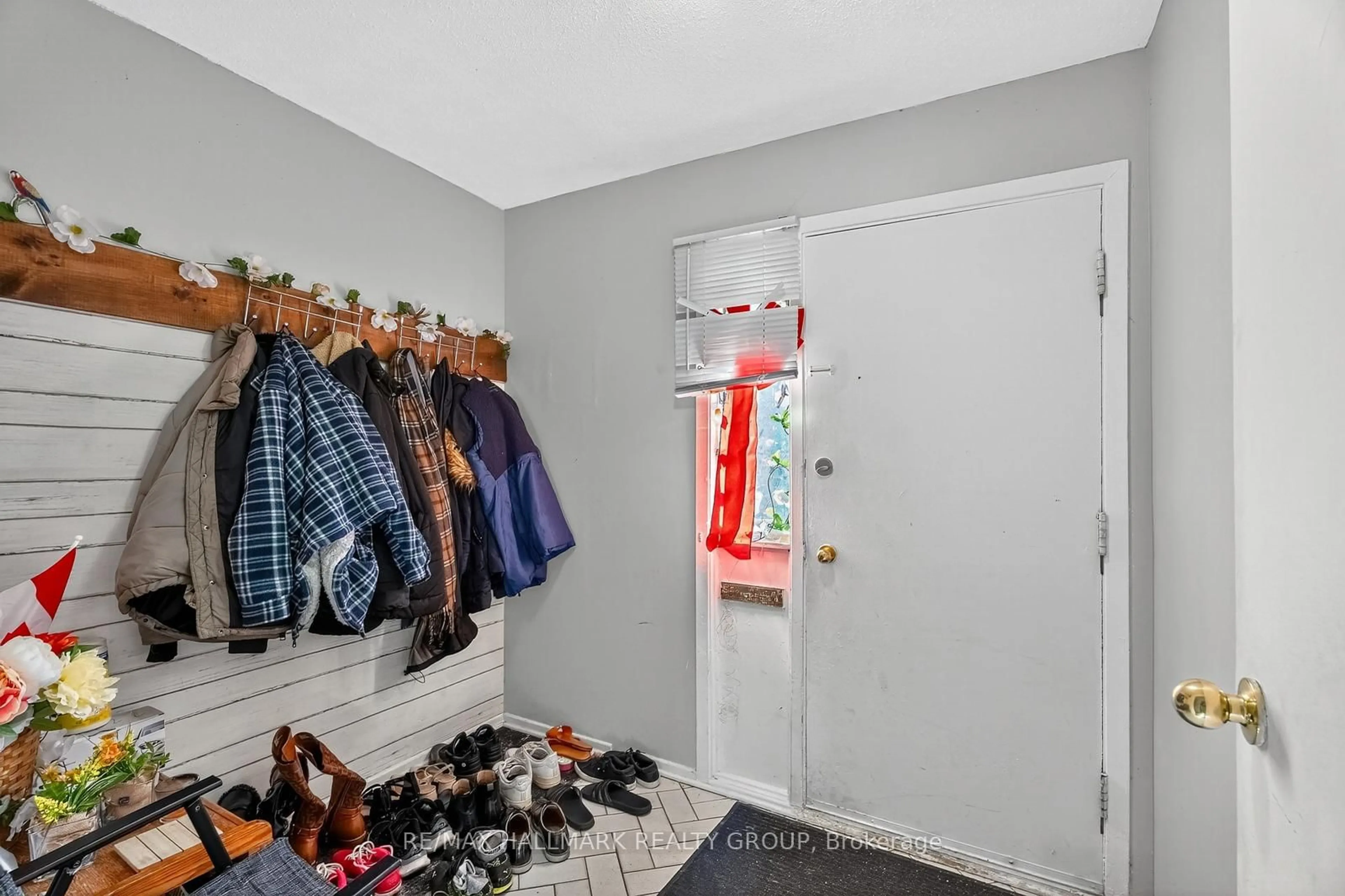 Indoor entryway for 1773 Meadowbrook Rd, Ottawa Ontario K1B 4W6