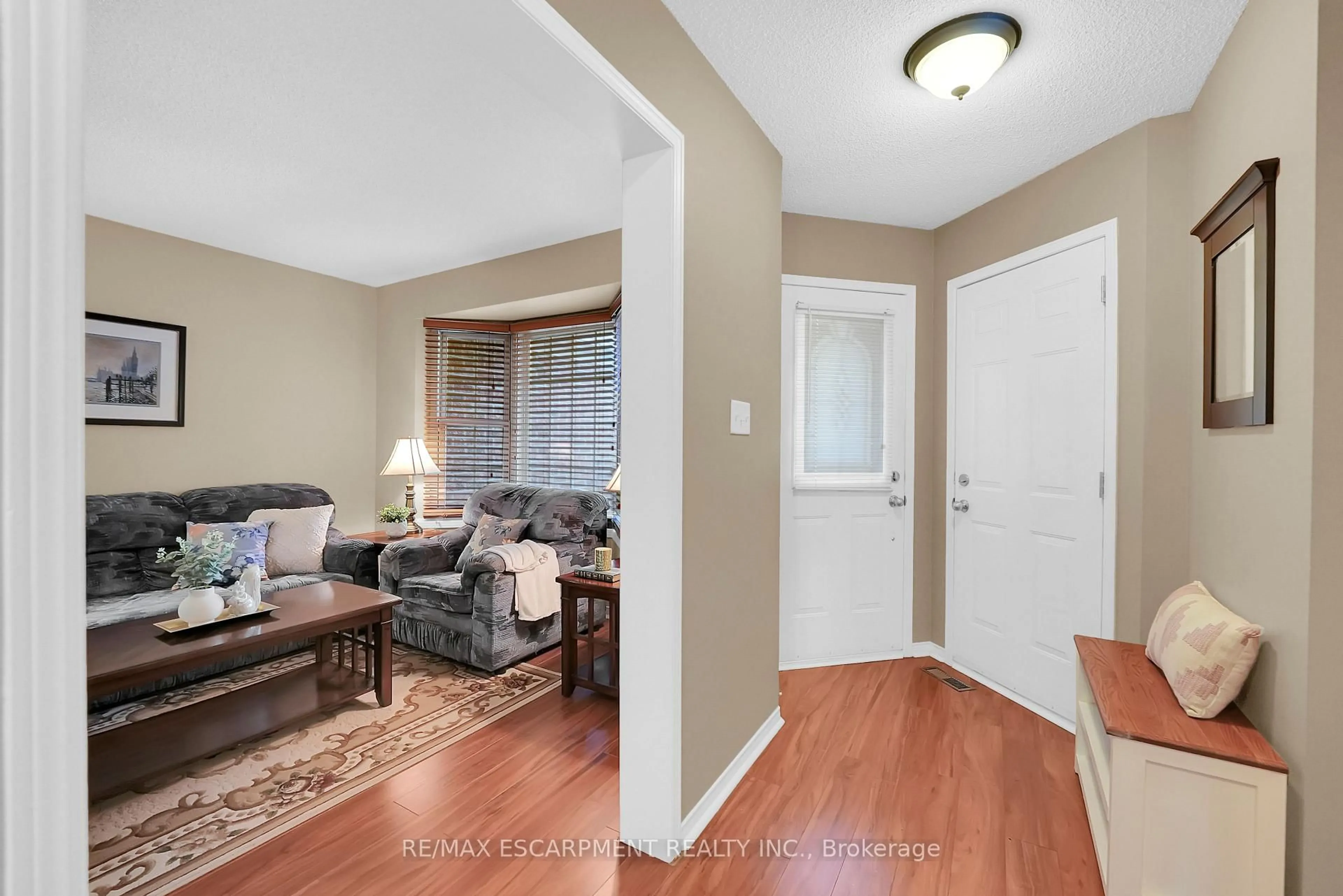 Indoor entryway for 15 Hedgelawn Dr, Grimsby Ontario L3M 5G9