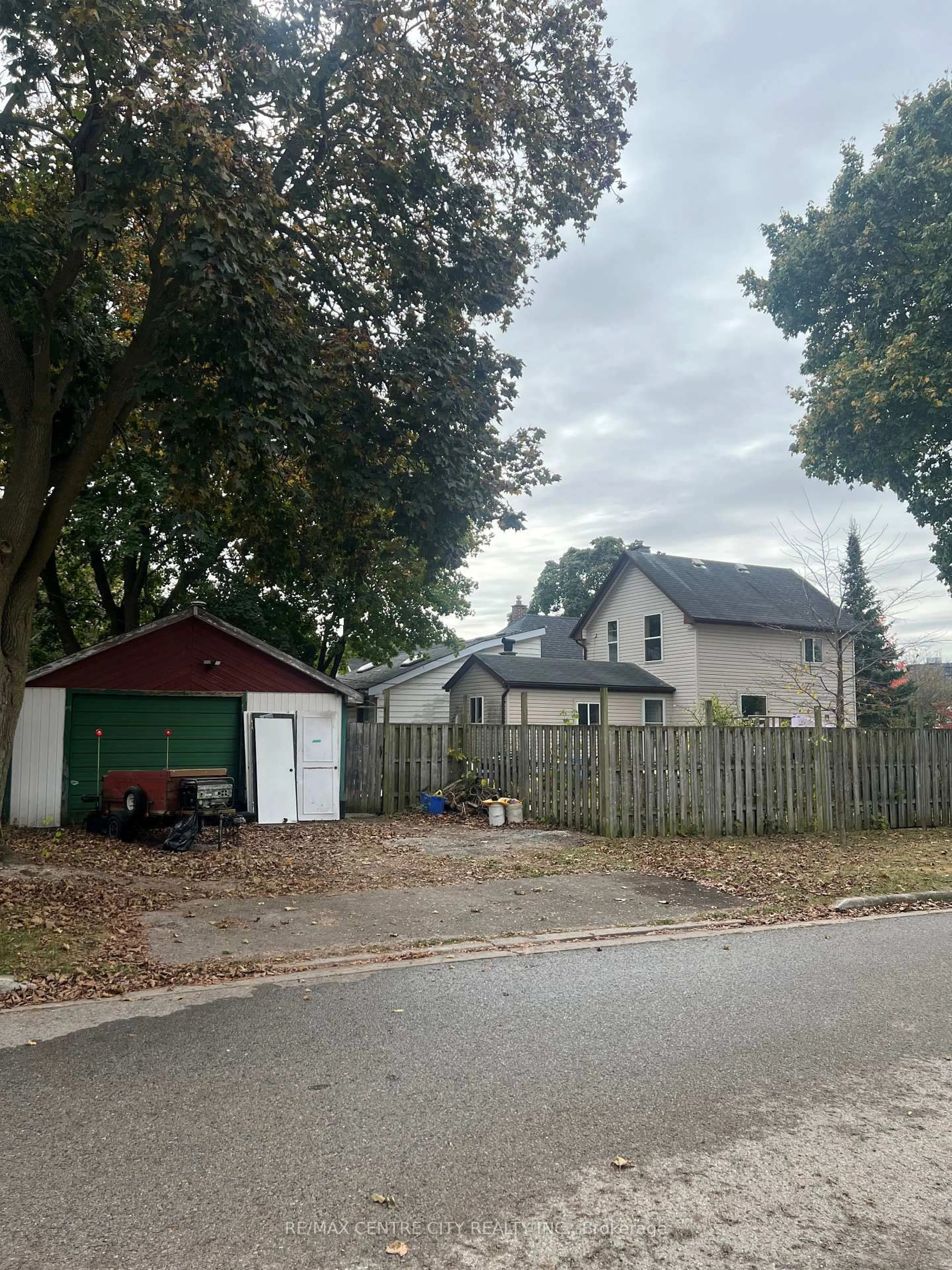 Shed for 118 Delaware St, London East Ontario N5Z 2N5