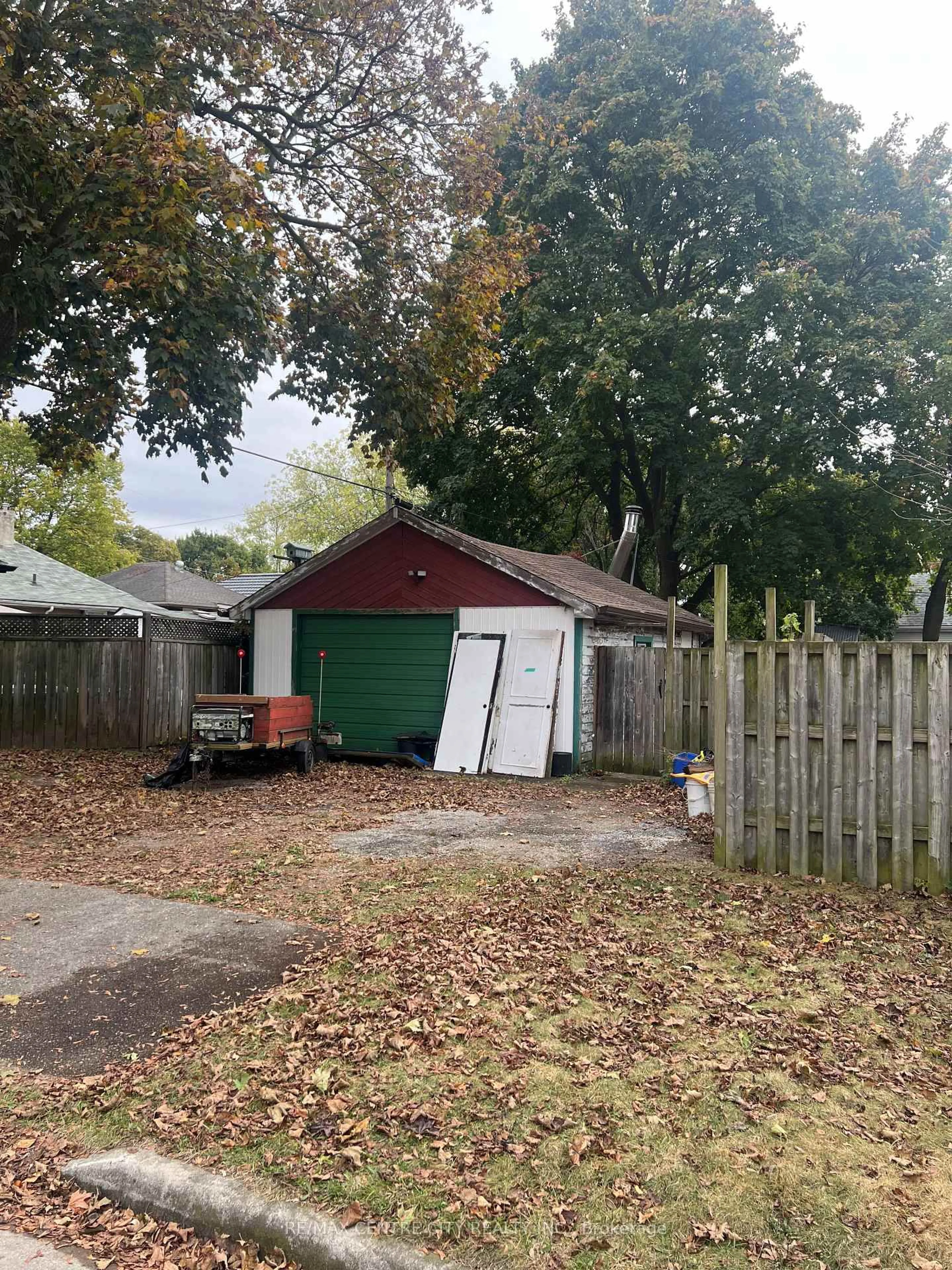 Shed for 118 Delaware St, London East Ontario N5Z 2N5