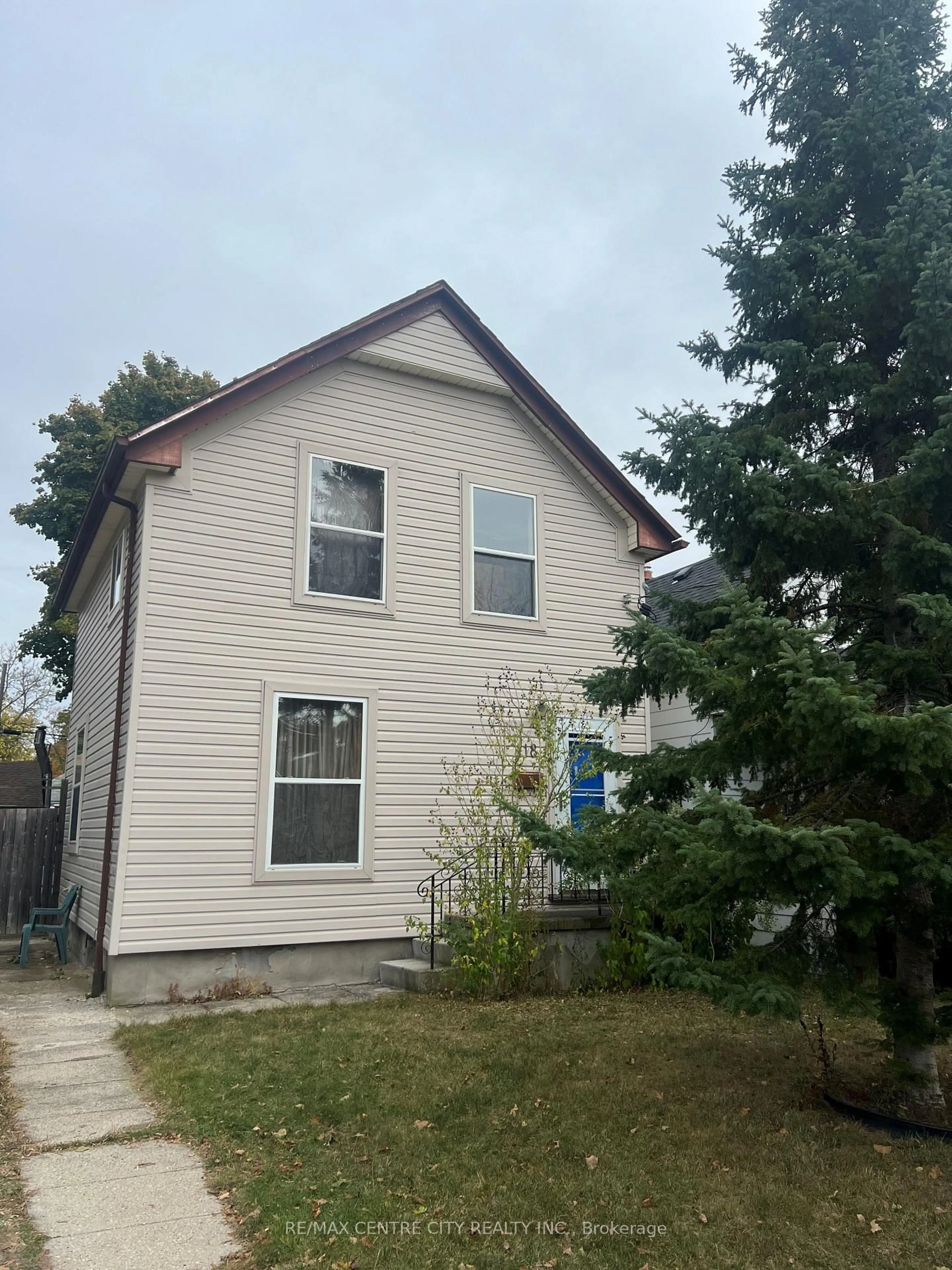 Home with vinyl exterior material, street for 118 Delaware St, London East Ontario N5Z 2N5