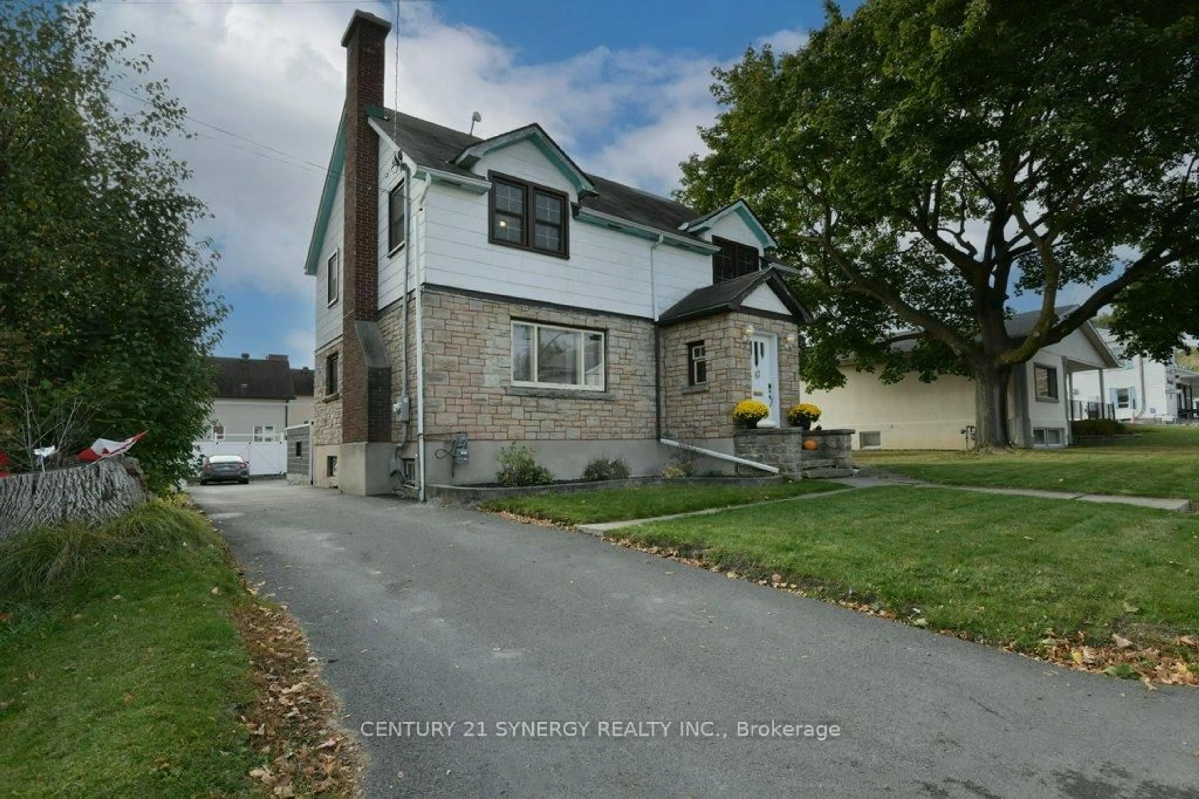 A pic from outside/outdoor area/front of a property/back of a property/a pic from drone, street for 61 Daniel St, Arnprior Ontario K7S 2K6