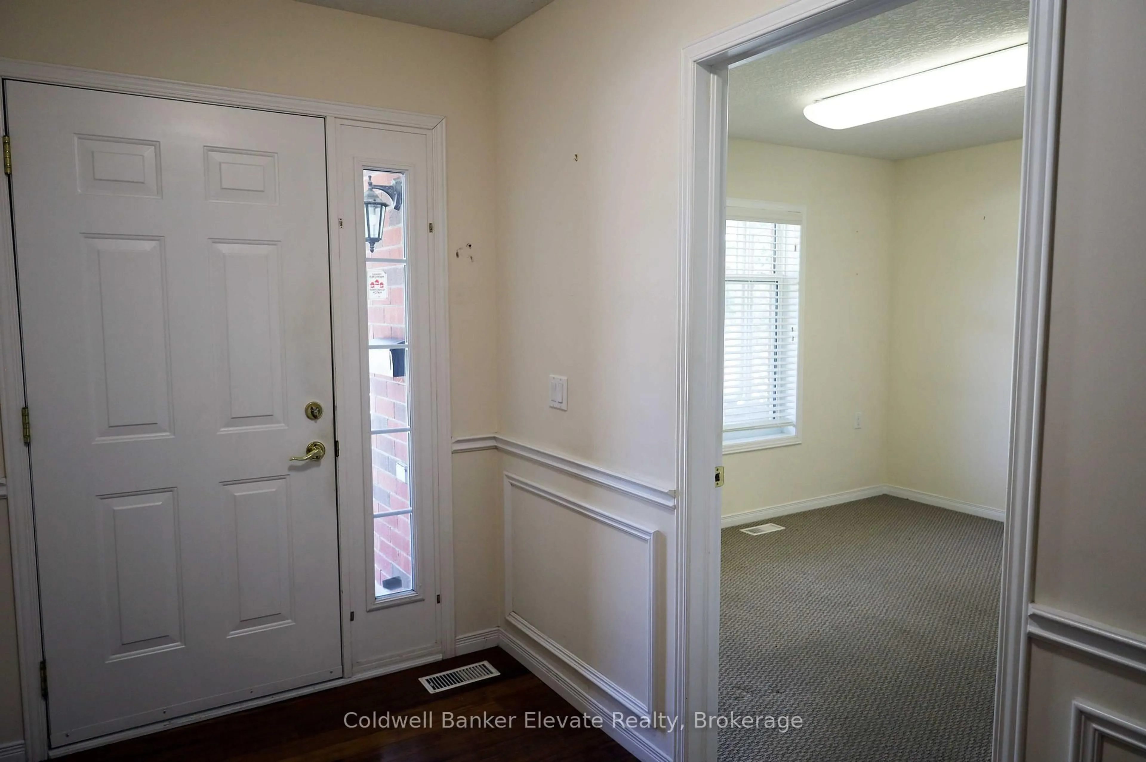 Indoor entryway for 2705 KINGSWAY Dr #16, Kitchener Ontario N2C 2T2