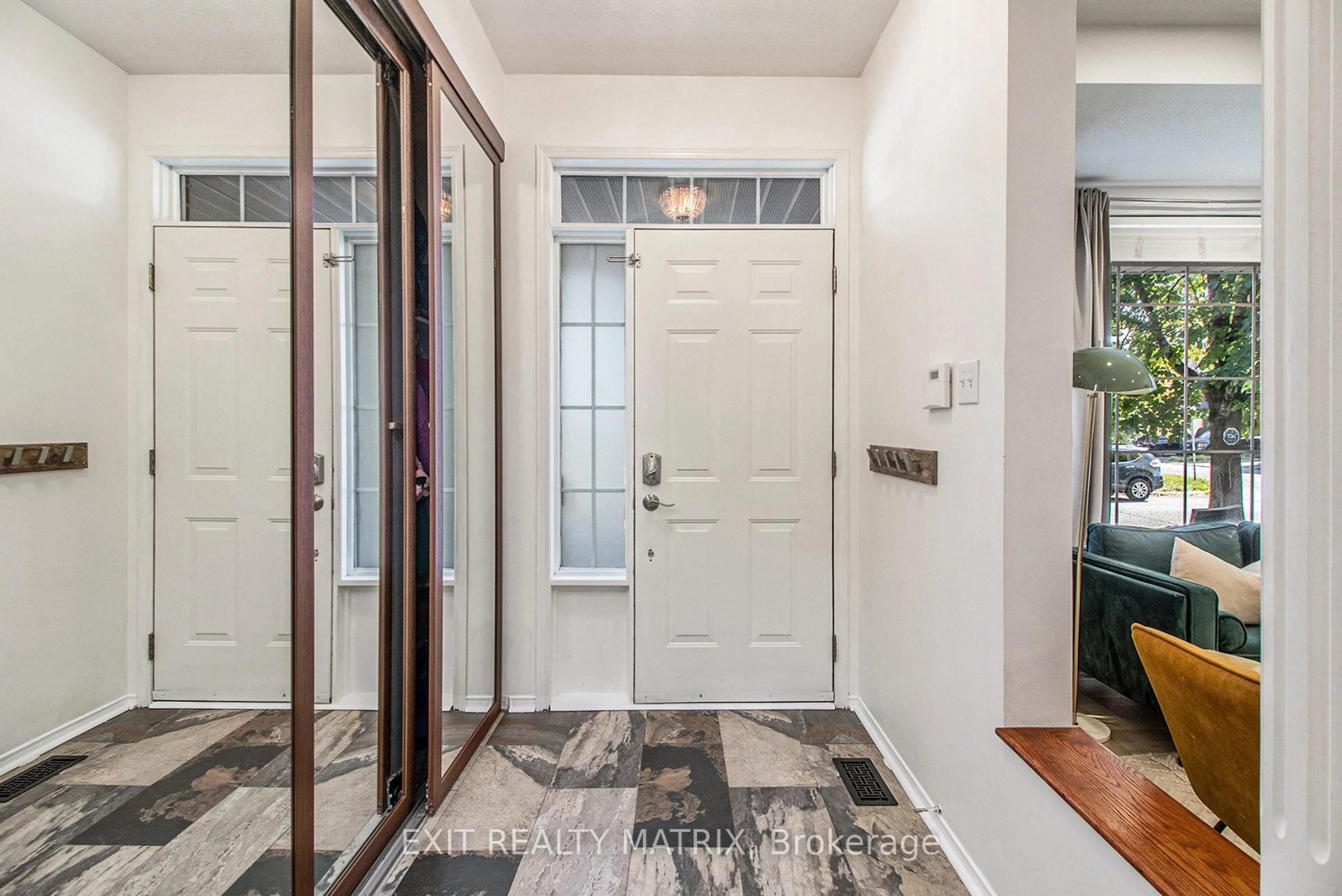 Indoor entryway for 2205 Blue Willow Cres, Orleans Ontario K1W 1K6