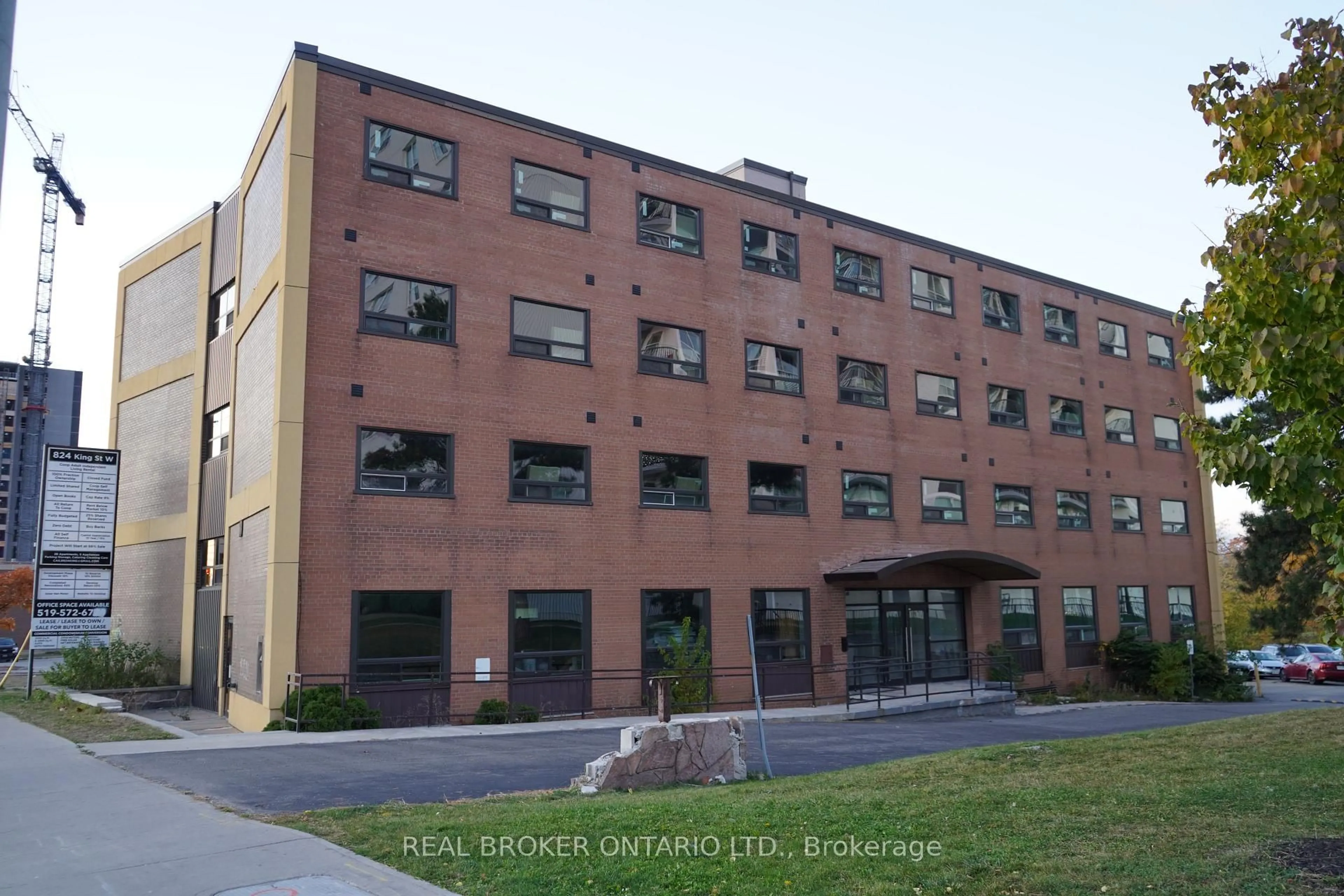 Patio, building for 824 King St, Kitchener Ontario N2G 1G1