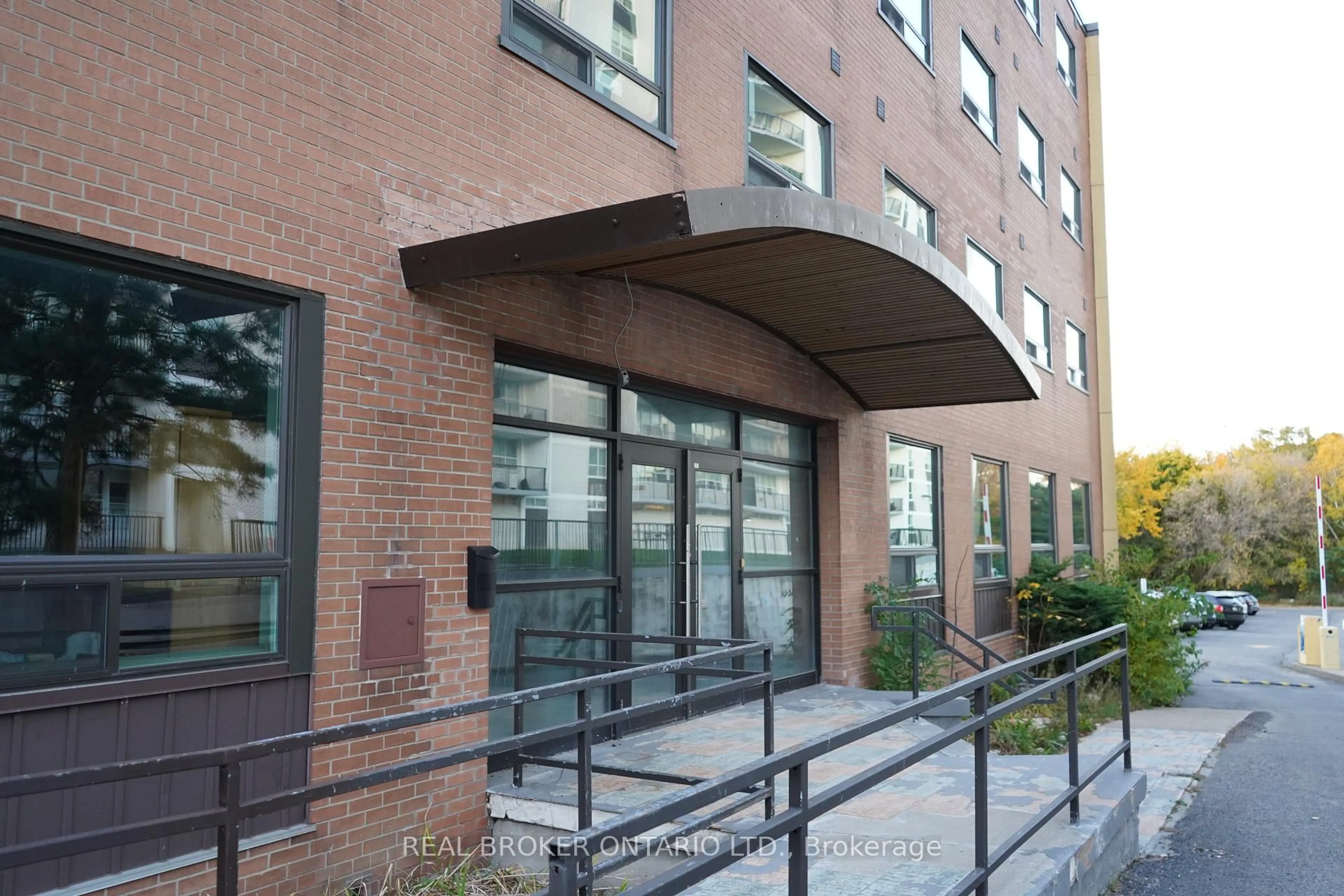 Indoor foyer for 824 King St, Kitchener Ontario N2G 1G1