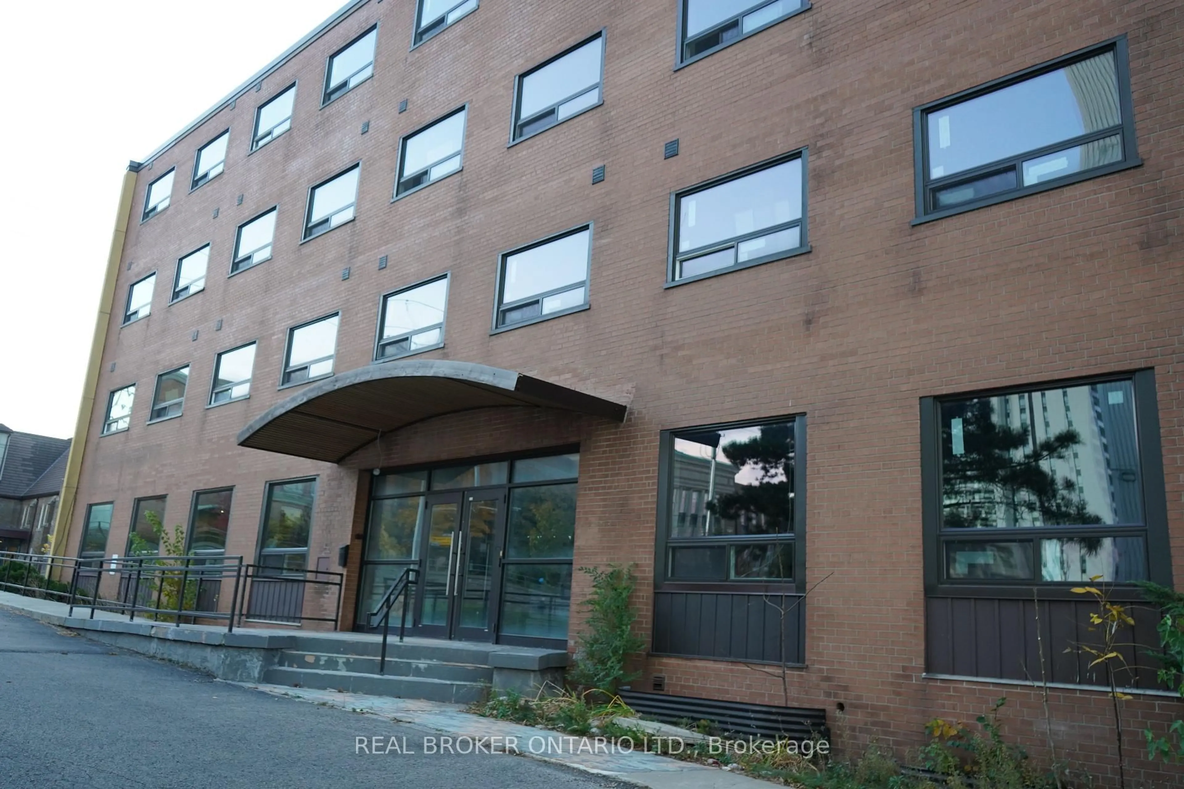Indoor foyer for 824 King St, Kitchener Ontario N2G 1G1