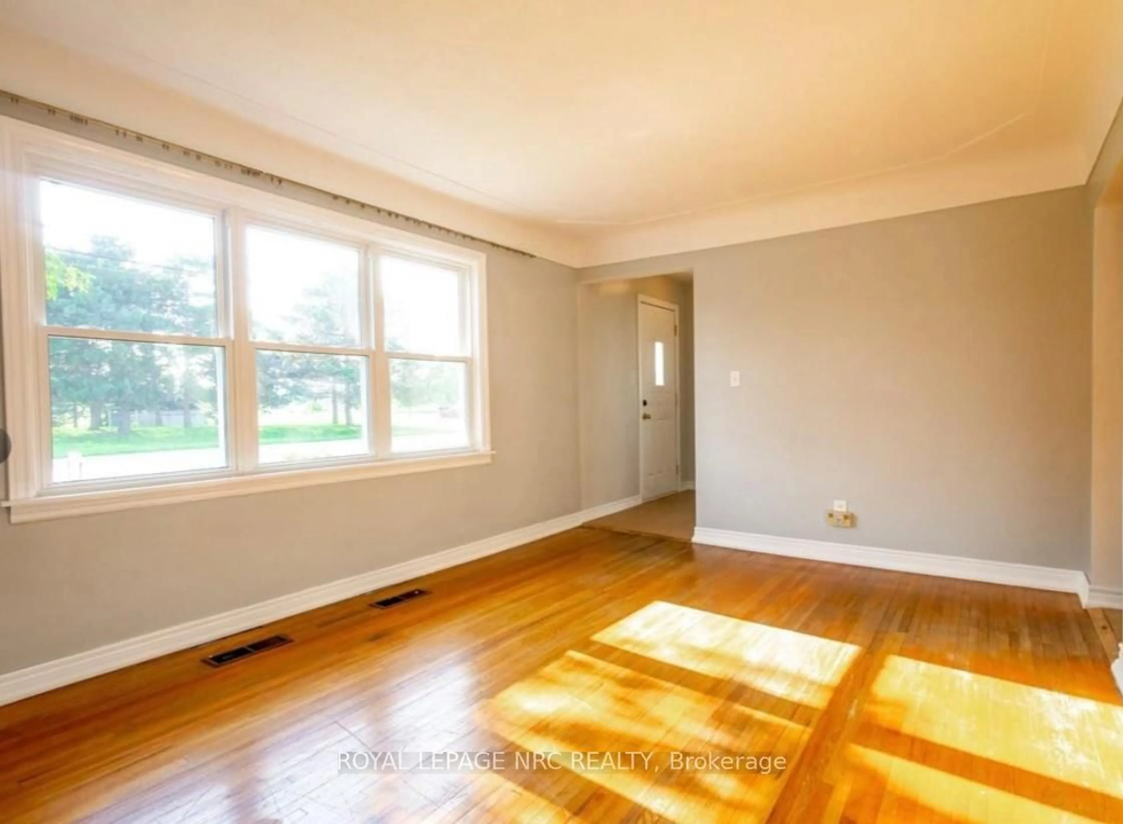A pic of a room for 3090 Dorchester Rd, Niagara Falls Ontario L2J 2Z7