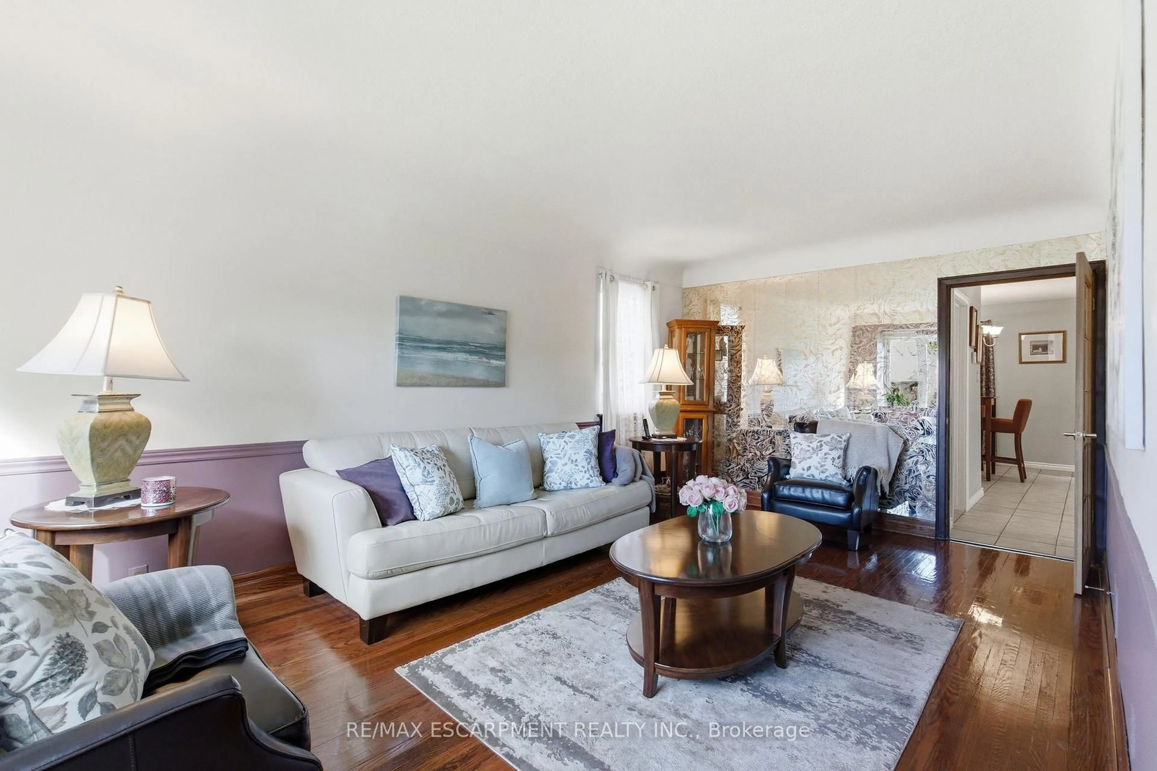 Living room with furniture, wood/laminate floor for 91 East 42nd St, Hamilton Ontario L8T 3A2