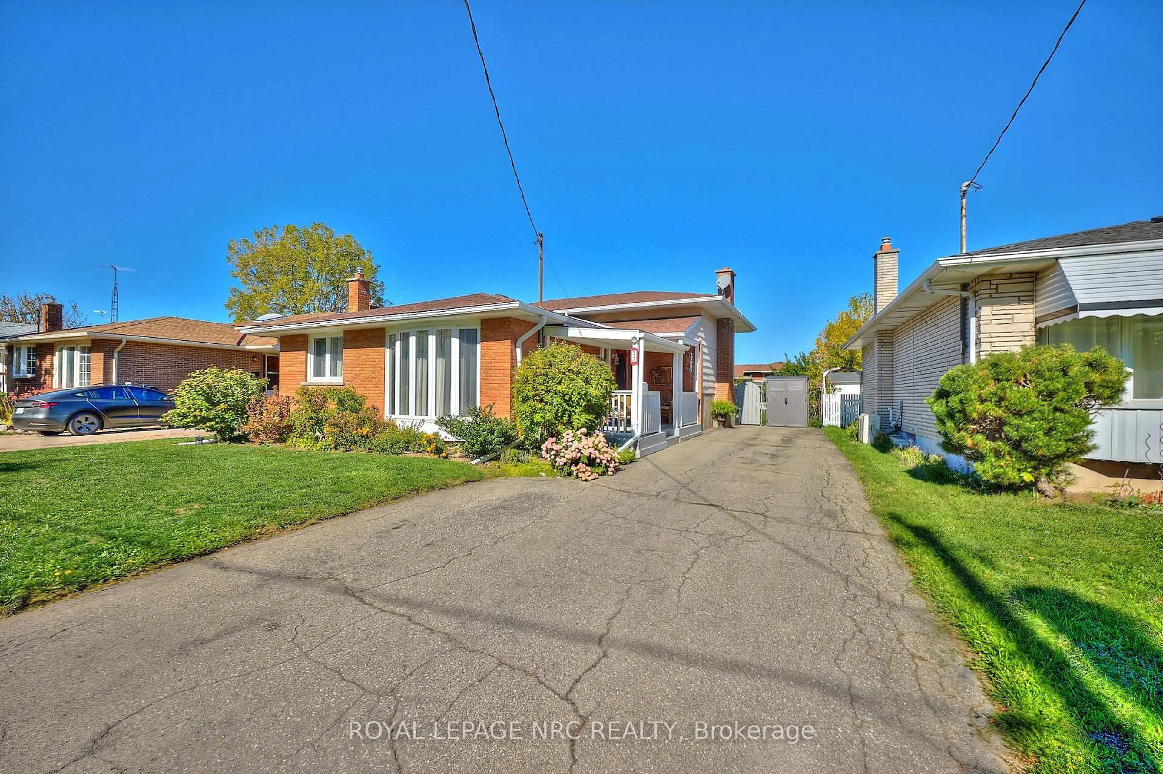 A pic from outside/outdoor area/front of a property/back of a property/a pic from drone, street for 73 ROEHAMPTON Ave, St. Catharines Ontario L2M 6B7