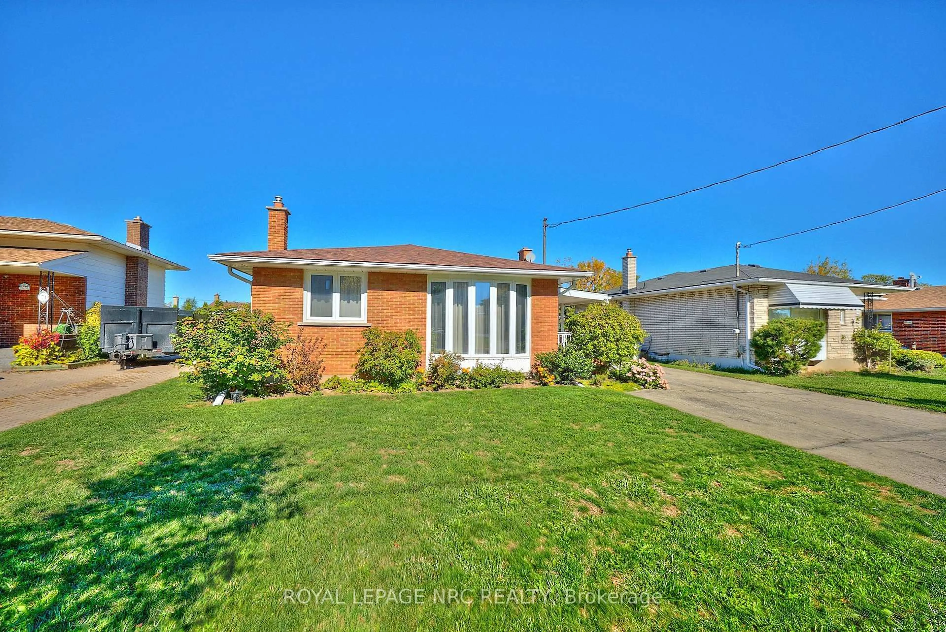 A pic from outside/outdoor area/front of a property/back of a property/a pic from drone, street for 73 ROEHAMPTON Ave, St. Catharines Ontario L2M 6B7
