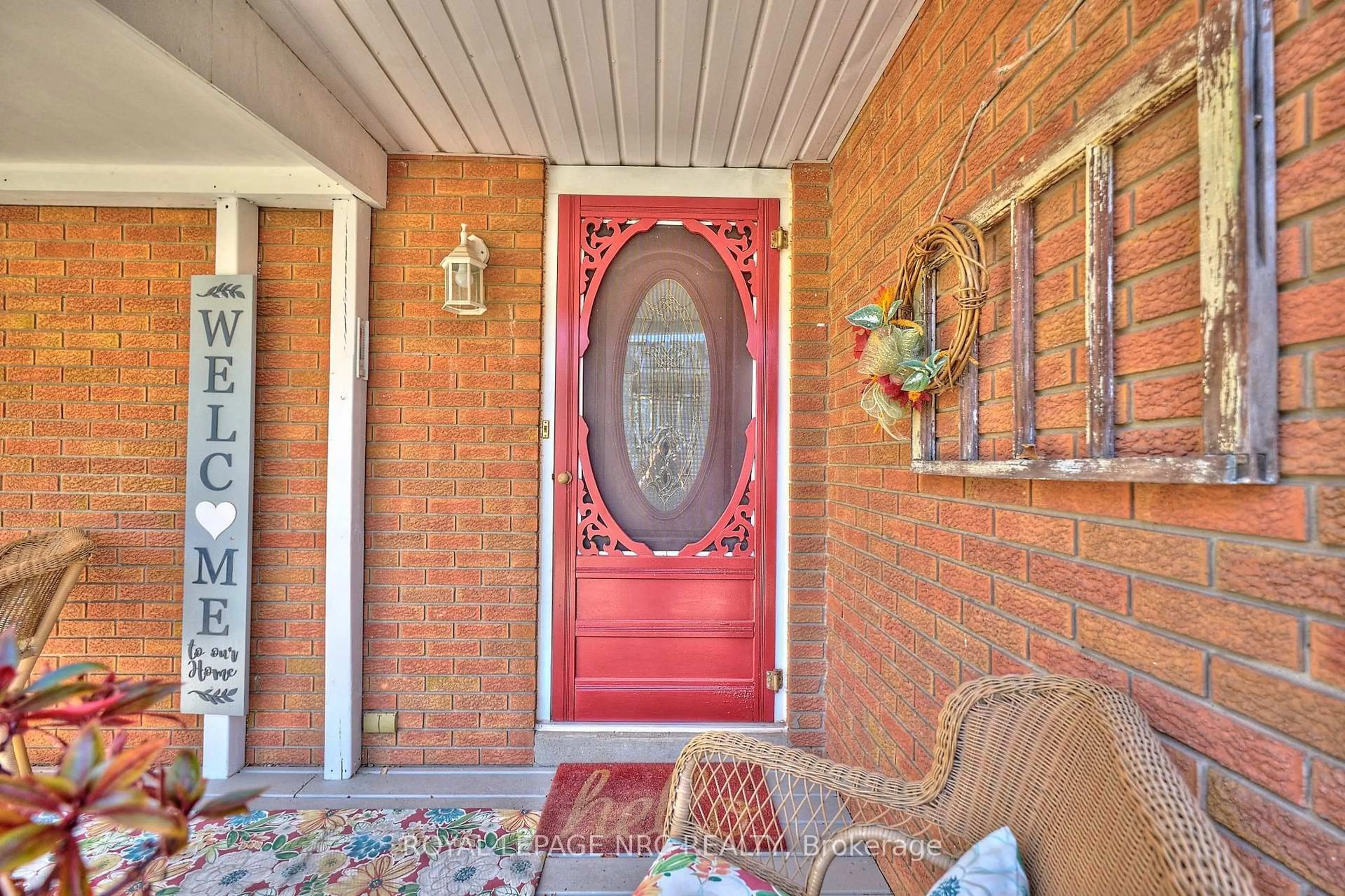 Indoor entryway for 73 ROEHAMPTON Ave, St. Catharines Ontario L2M 6B7