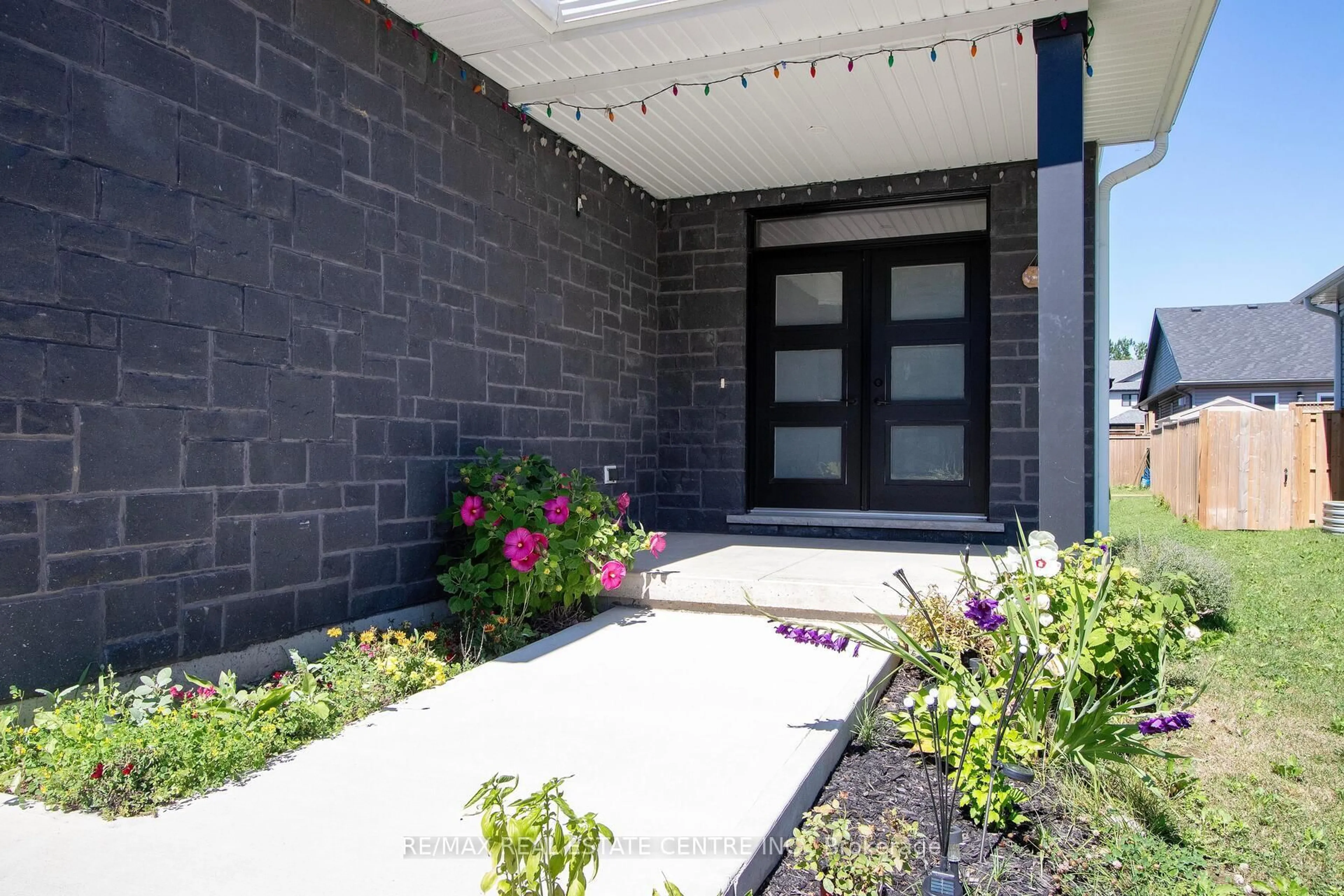 Indoor entryway for 48 Cash Cres, Ingersoll Ontario N5C 0E2