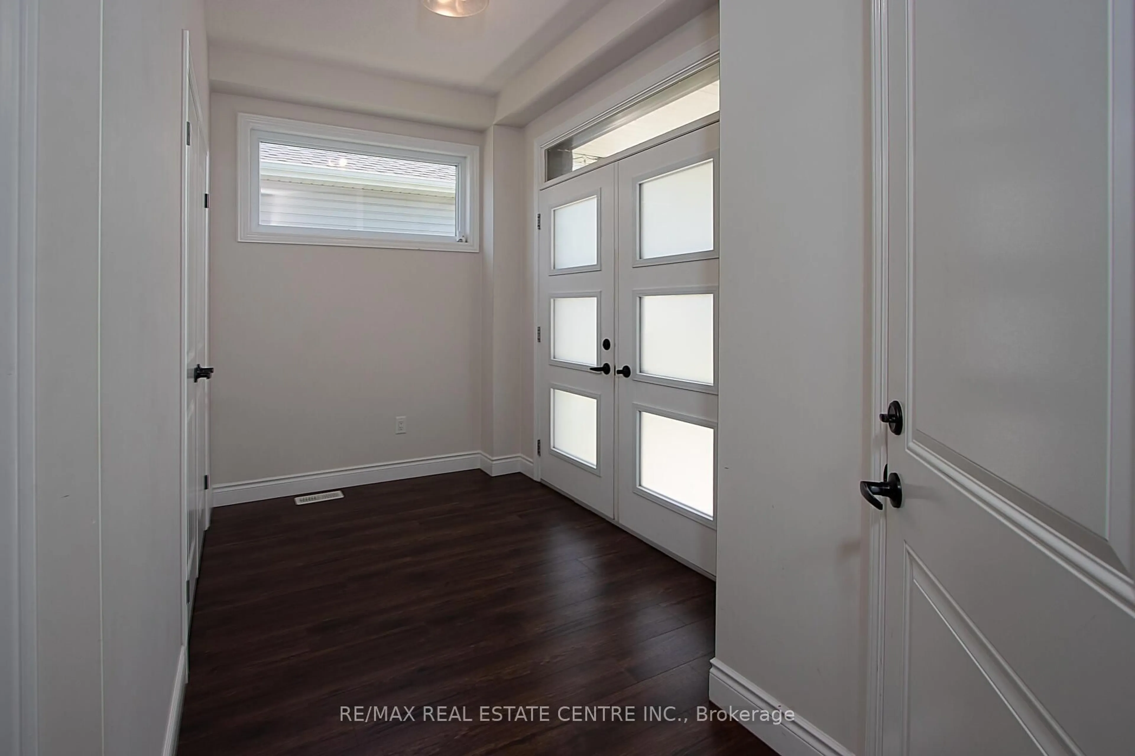 Indoor entryway for 48 Cash Cres, Ingersoll Ontario N5C 0E2