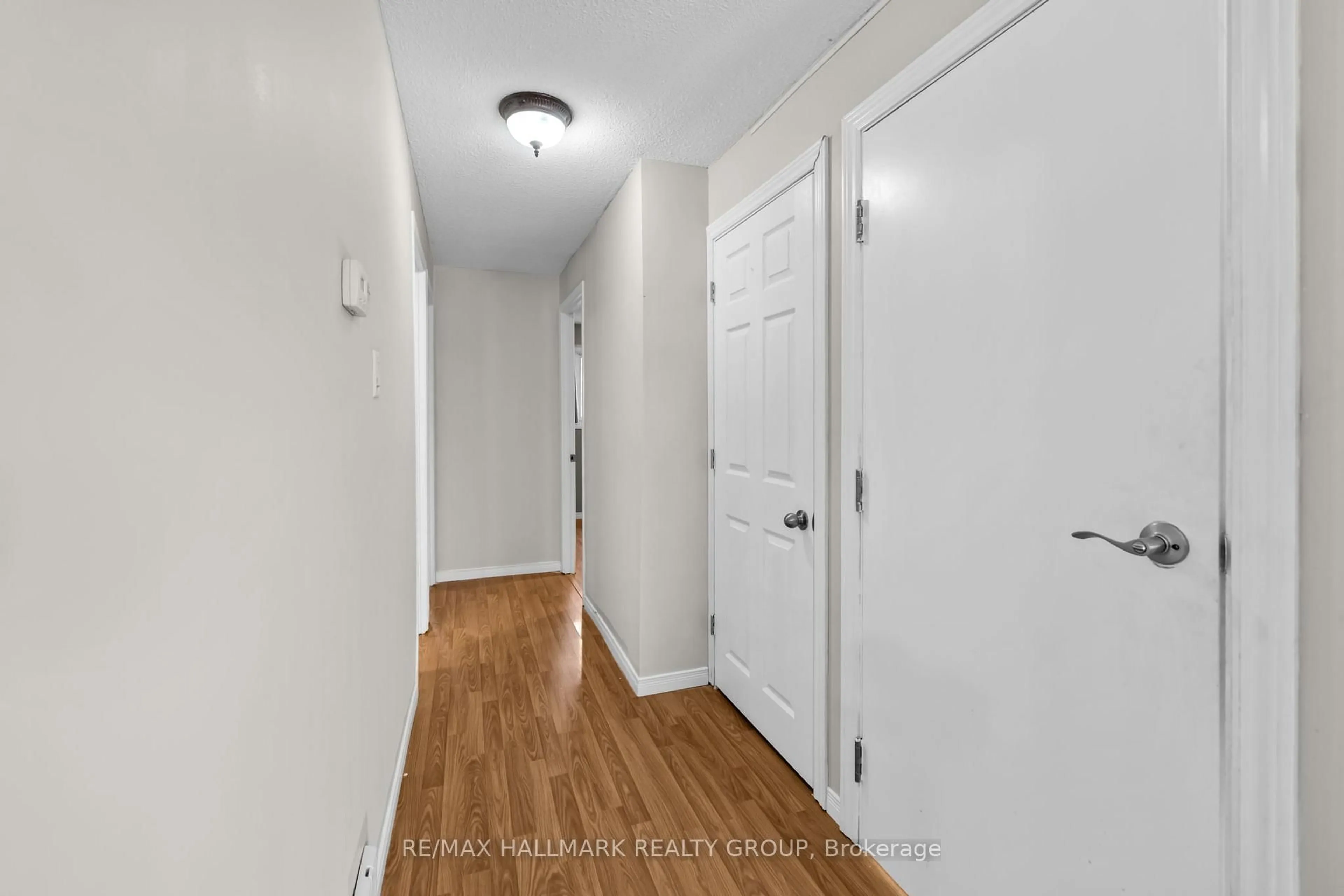 Indoor entryway for 82 Glamorgan Dr, Ottawa Ontario K2L 1R4