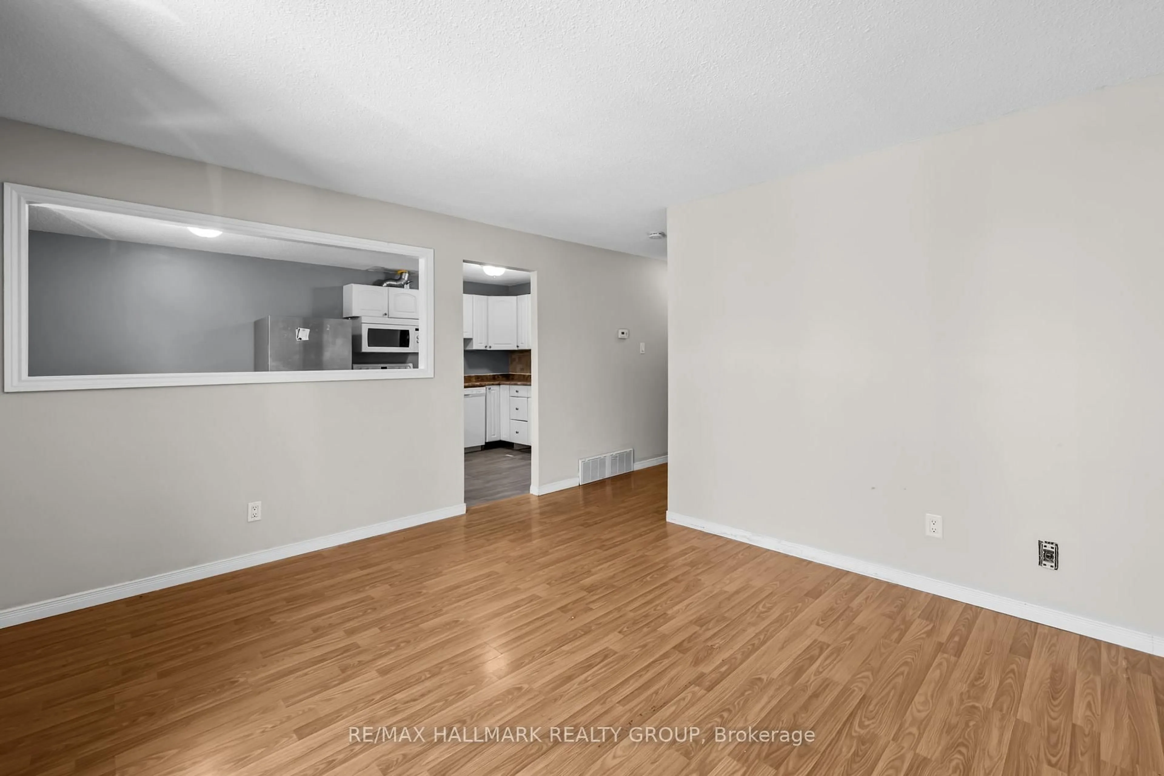 A pic of a room for 82 Glamorgan Dr, Ottawa Ontario K2L 1R4