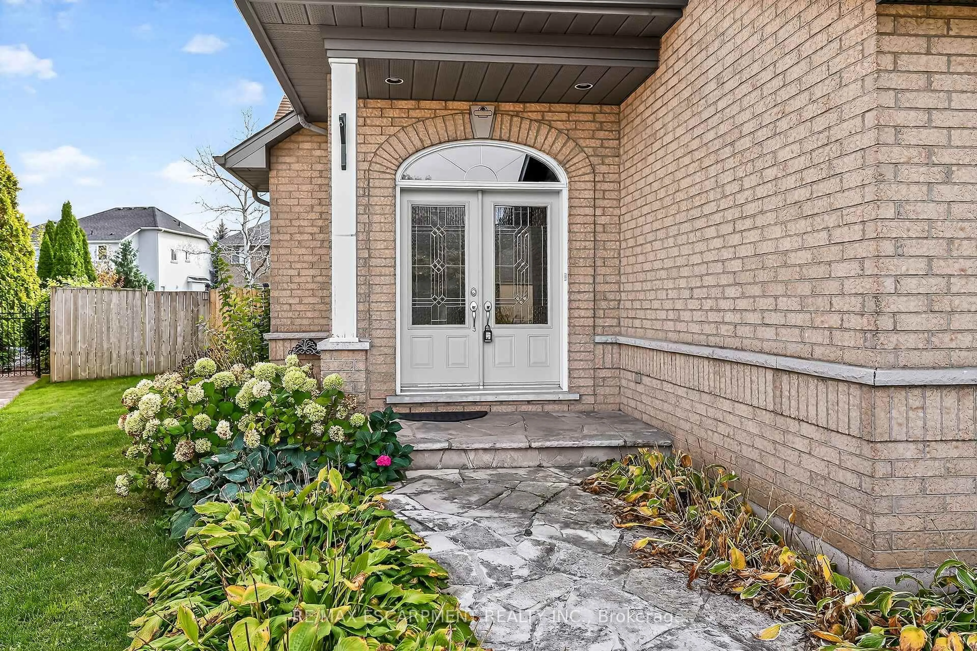 Indoor entryway for 27 SURREY Dr, Hamilton Ontario L9K 1L9