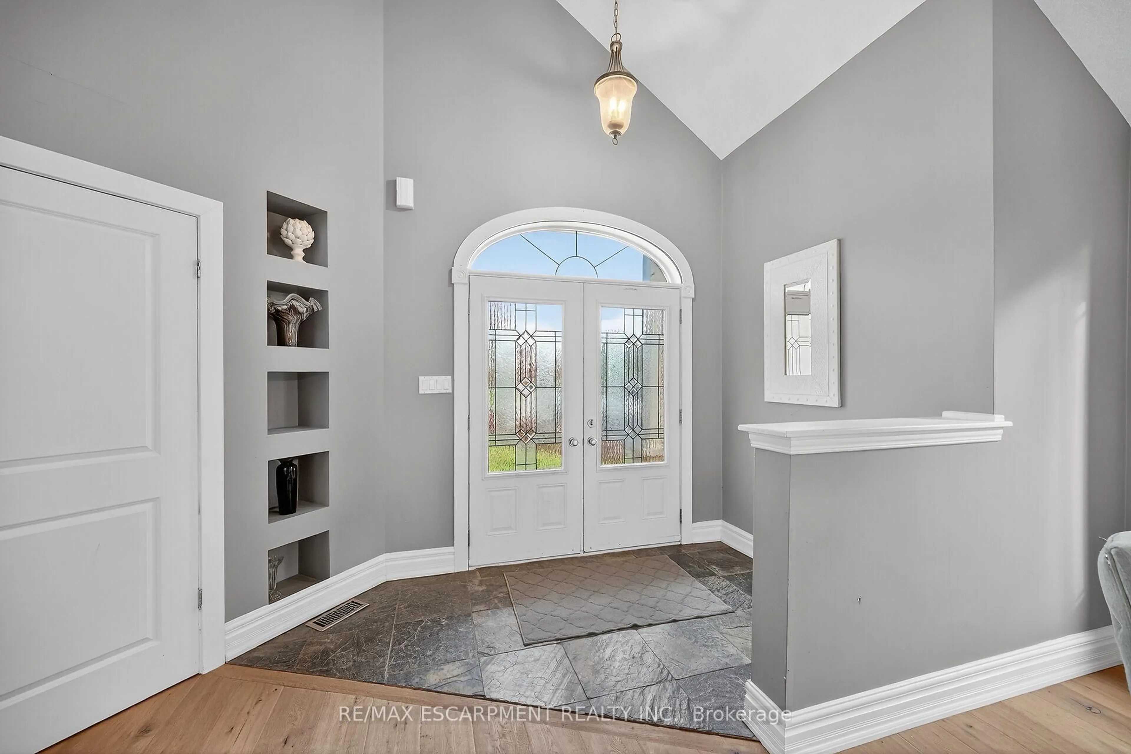 Indoor entryway for 27 SURREY Dr, Hamilton Ontario L9K 1L9